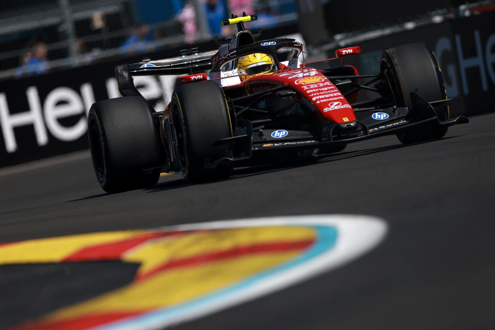 F1 hoje: Câmara testa Ferrari, Hamilton sofre e Hadjar é dúvida Lewis Hamilton (GBR) Scuderia Ferrari SF-26.