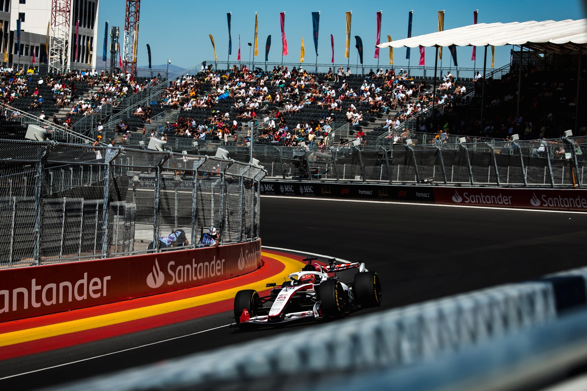 Confira as imagens desta sexta-feira da F1 no Madring Esteban Ocon (FRA) Haas VF-25.