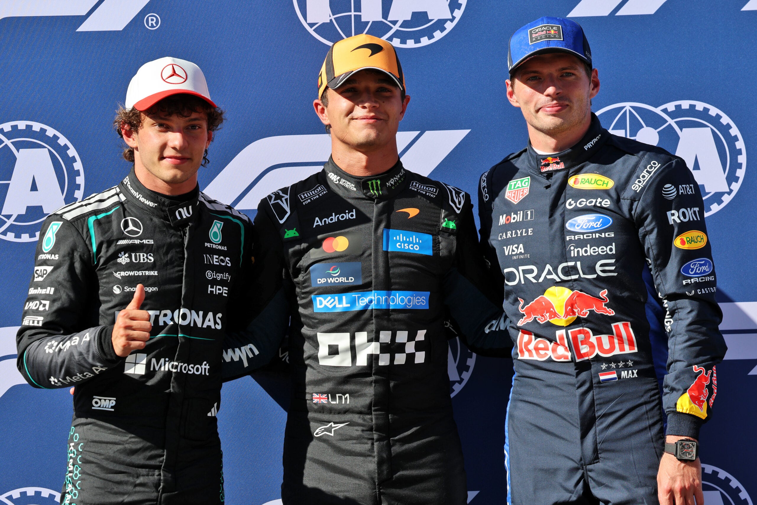 F1: Confira a galeria de fotos deste sábado do GP da Espanha 2026 Qualifying top three in parc ferme (L to R): Andrea Kimi Antonelli (ITA) Mercedes AMG Formula One Team, second; Lando Norris (GBR) McLaren F1 Team, pole position; Max Verstappen (NLD) Red Bull Racing, third.