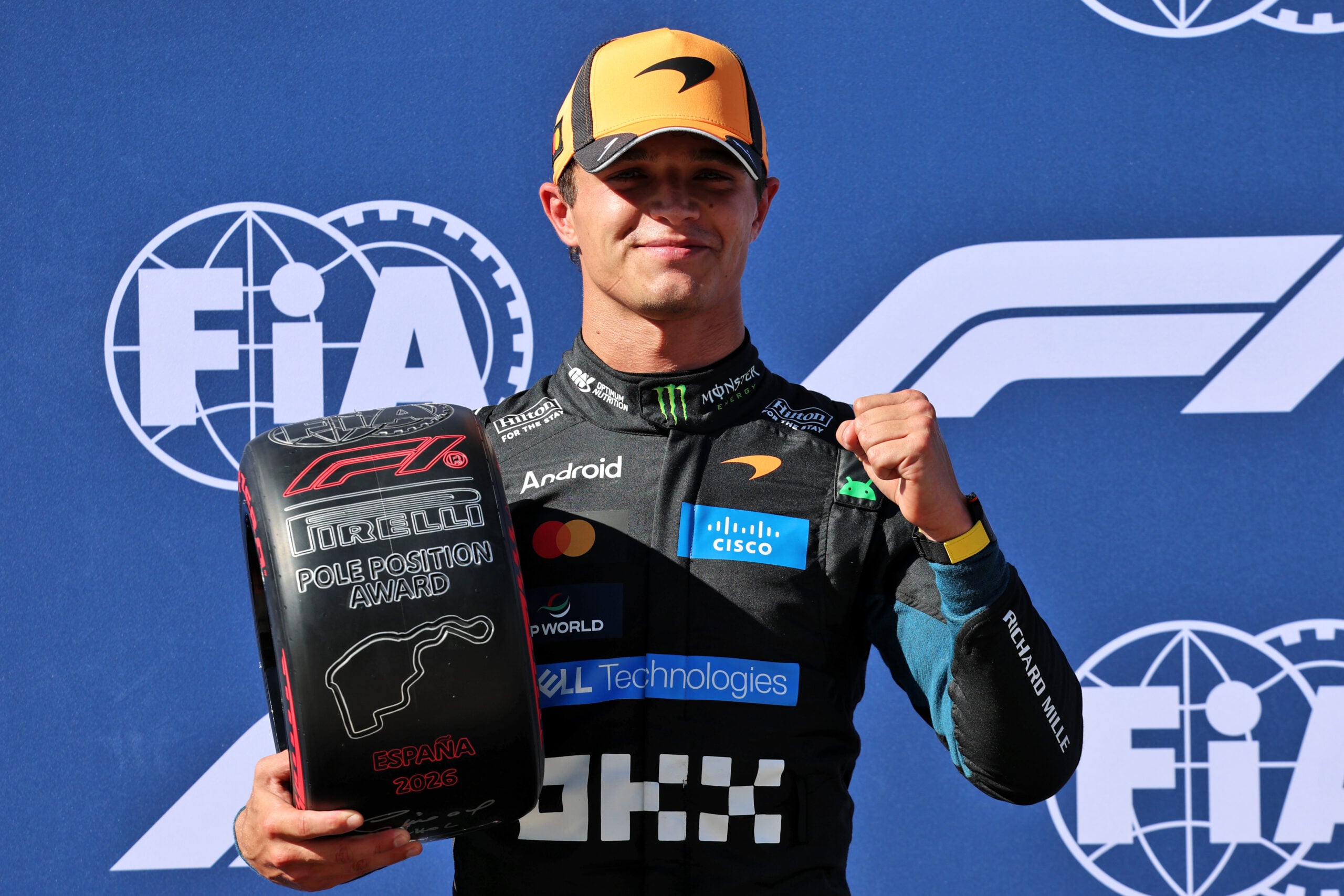 F1: Confira a galeria de fotos deste sábado do GP da Espanha 2026 Lando Norris (GBR) McLaren F1 Team celebrates with the Pirelli Pole Position Award in qualifying parc ferme.