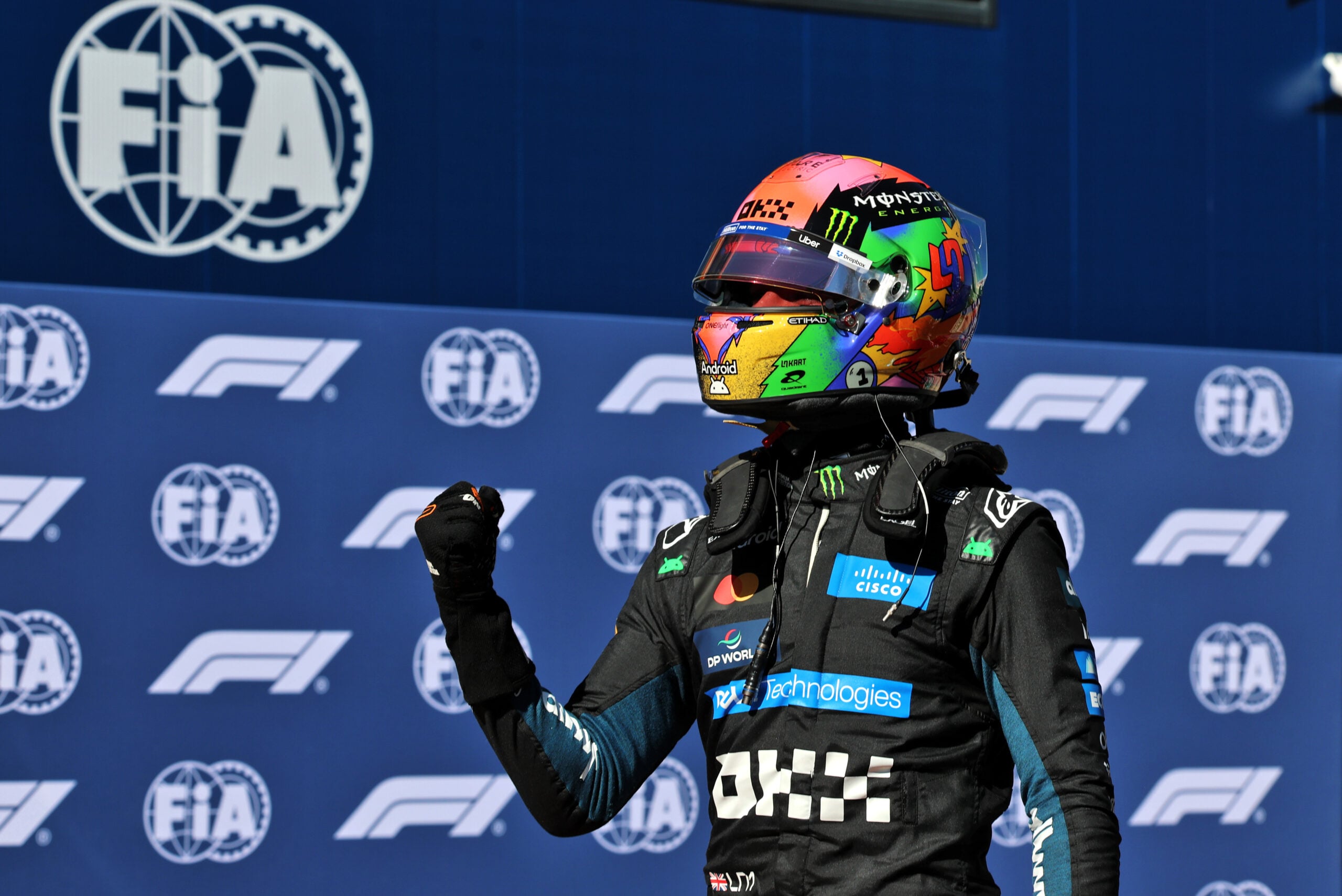 F1: Confira a galeria de fotos deste sábado do GP da Espanha 2026 Lando Norris (GBR) McLaren F1 Team celebrates his pole position in qualifying parc ferme.