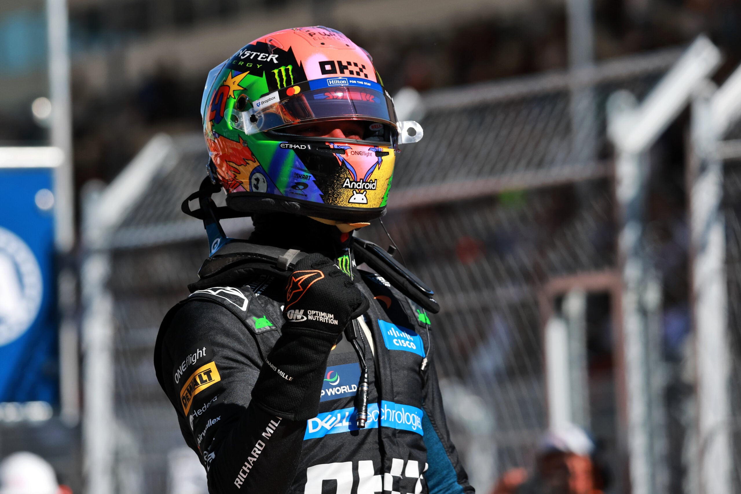 F1: Confira a galeria de fotos deste sábado do GP da Espanha 2026 Lando Norris (GBR) McLaren F1 Team celebrates his pole position in qualifying parc ferme.