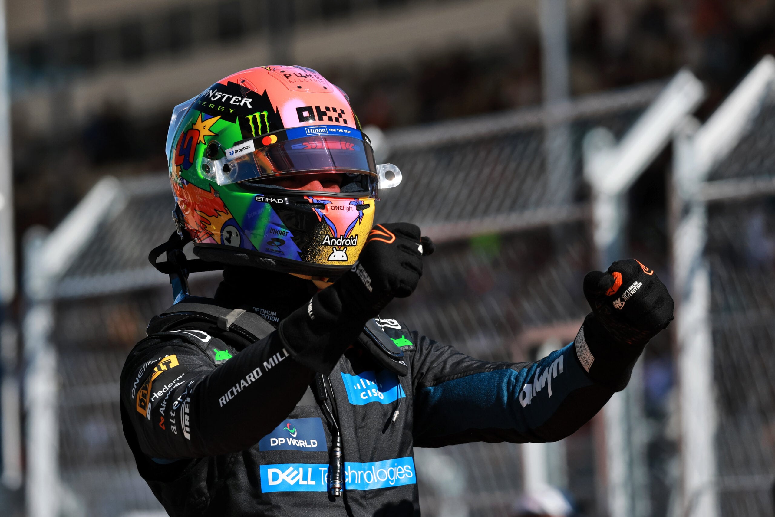 F1: Confira a galeria de fotos deste sábado do GP da Espanha 2026 Lando Norris (GBR) McLaren F1 Team celebrates his pole position in qualifying parc ferme.