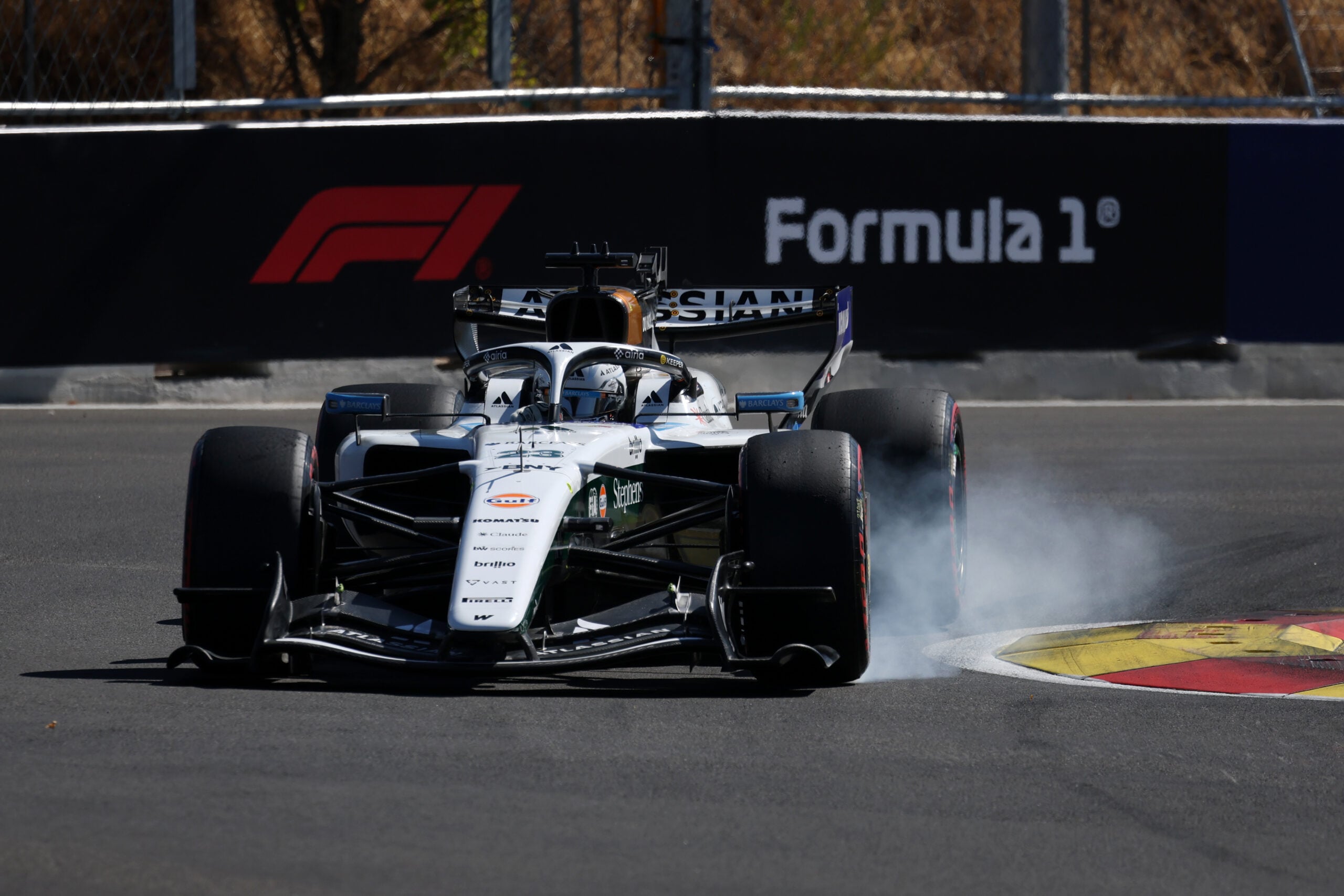 F1: Confira a galeria de fotos deste sábado do GP da Espanha 2026 Alexander Albon (THA) Williams F1 Team FW48 locks up under braking.