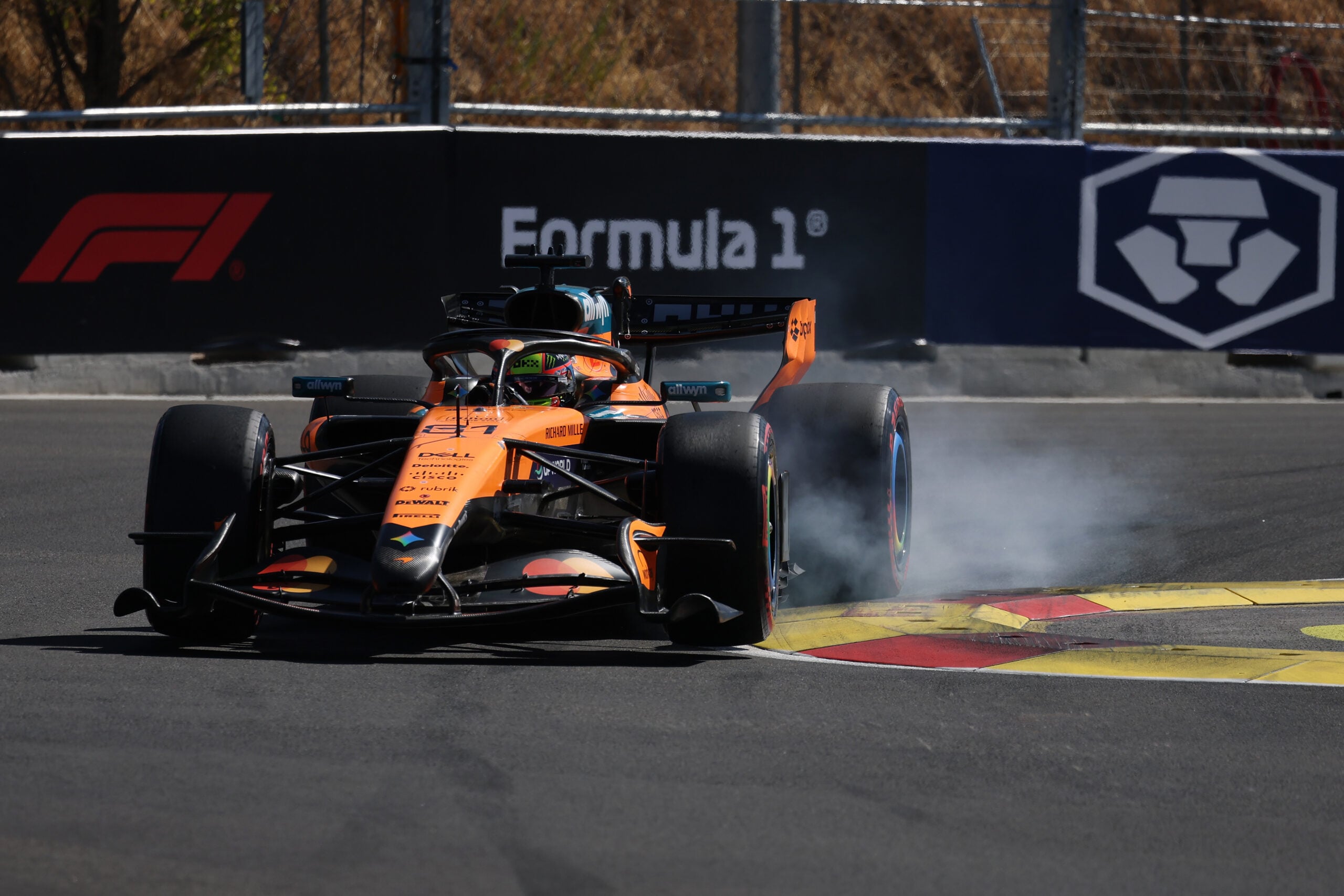 F1: Confira a galeria de fotos deste sábado do GP da Espanha 2026 Oscar Piastri (AUS) McLaren F1 Team MCL40 locks up under braking.