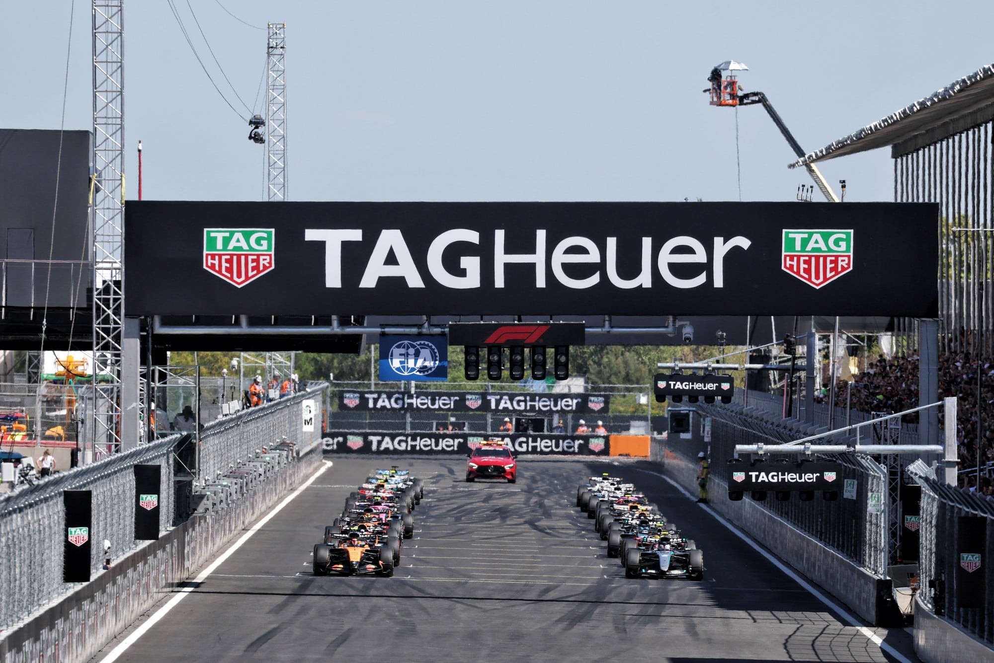 F1: Confira as imagens do GP da Espanha 2026, no Madring Lando Norris (GBR) McLaren F1 Team MCL40 leads Andrea Kimi Antonelli (ITA) Mercedes AMG Formula One Team W17 and Lewis Hamilton (GBR) Scuderia Ferrari SF-26 at the start of the race.