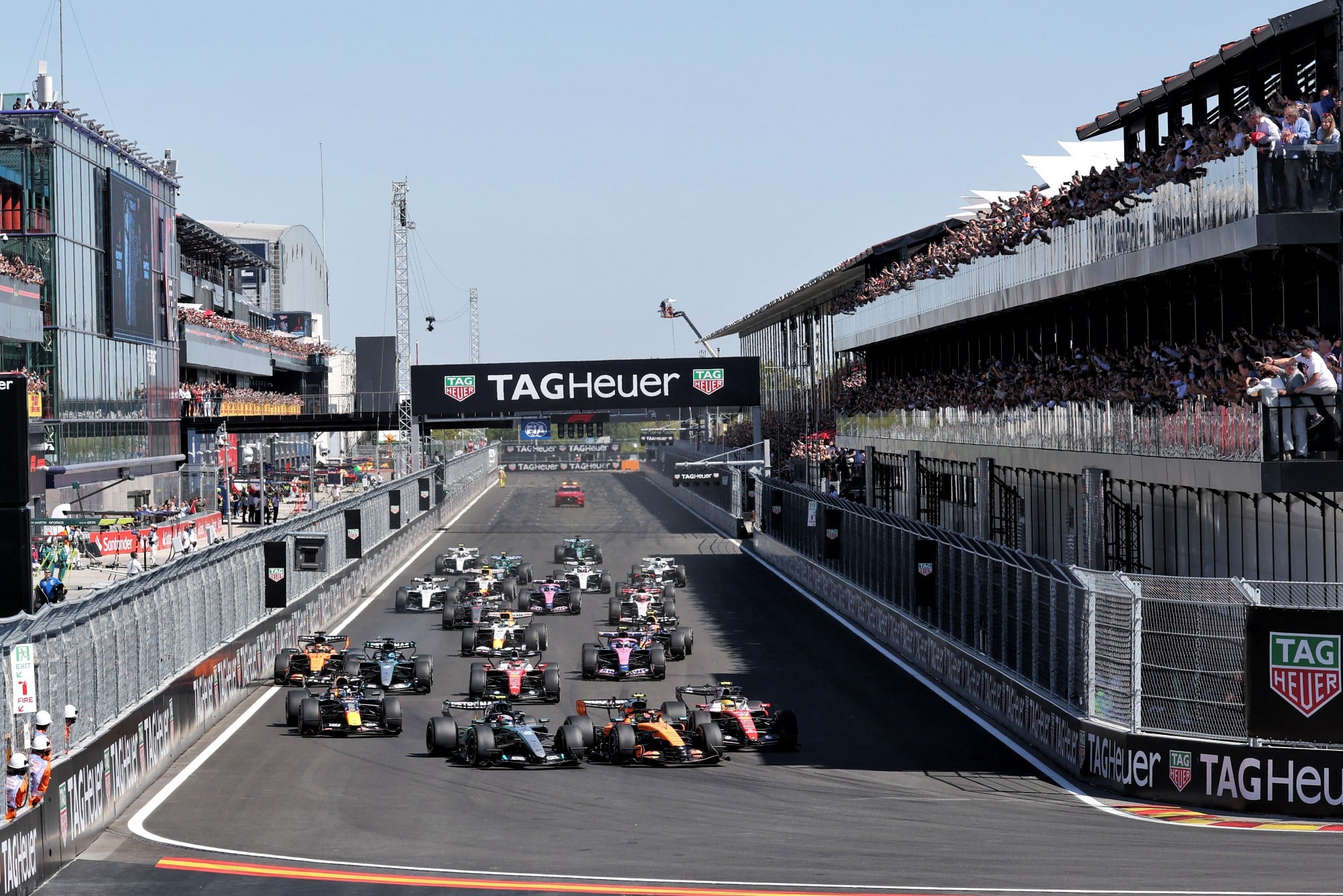 F1: Confira as imagens do GP da Espanha 2026, no Madring Lando Norris (GBR) McLaren F1 Team MCL40 leads Andrea Kimi Antonelli (ITA) Mercedes AMG Formula One Team W17 and Lewis Hamilton (GBR) Scuderia Ferrari SF-26 at the start of the race.