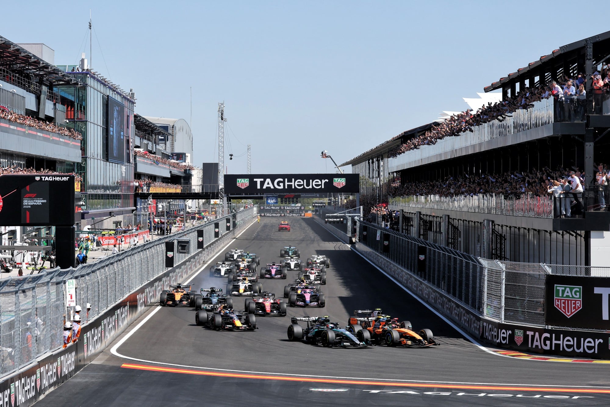 F1: Confira as imagens do GP da Espanha 2026, no Madring Lando Norris (GBR) McLaren F1 Team MCL40 leads Andrea Kimi Antonelli (ITA) Mercedes AMG Formula One Team W17 and Lewis Hamilton (GBR) Scuderia Ferrari SF-26 at the start of the race.