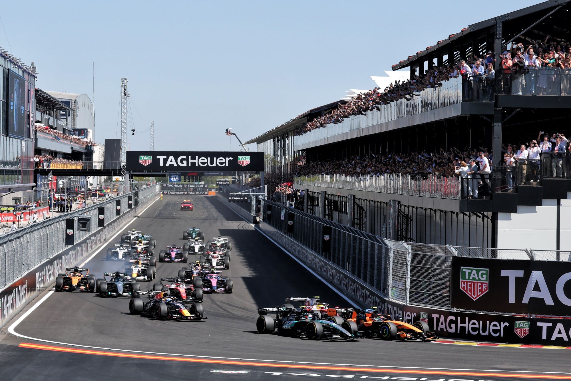 F1: Confira as imagens do GP da Espanha 2026, no Madring Lando Norris (GBR) McLaren F1 Team MCL40 leads Andrea Kimi Antonelli (ITA) Mercedes AMG Formula One Team W17 and Lewis Hamilton (GBR) Scuderia Ferrari SF-26 at the start of the race.