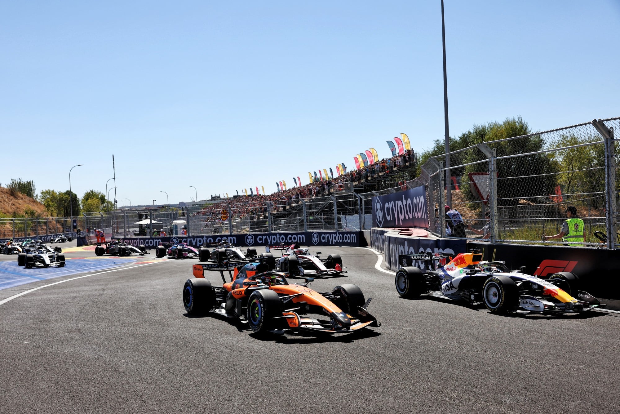 F1: Confira as imagens do GP da Espanha 2026, no Madring Oscar Piastri (AUS) McLaren F1 Team MCL40 and Yuki Tsunoda (JPN) Racing Bulls Formula One Team VCARB 03 Reserve Driver at the start of the race.