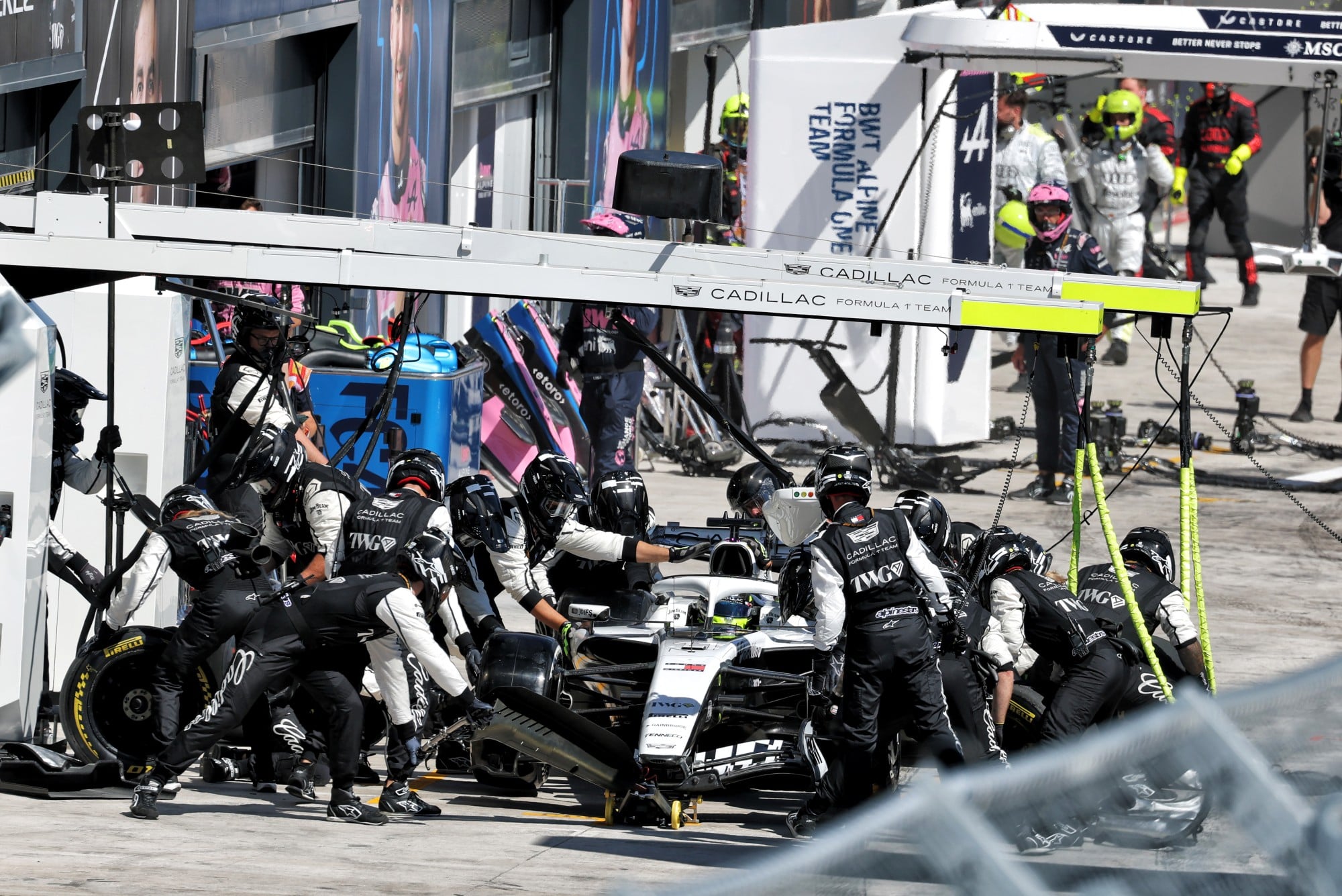 F1: Confira as imagens do GP da Espanha 2026, no Madring Sergio Perez (MEX) Cadillac Formula 1 Team MAC-26 makes a pit stop.