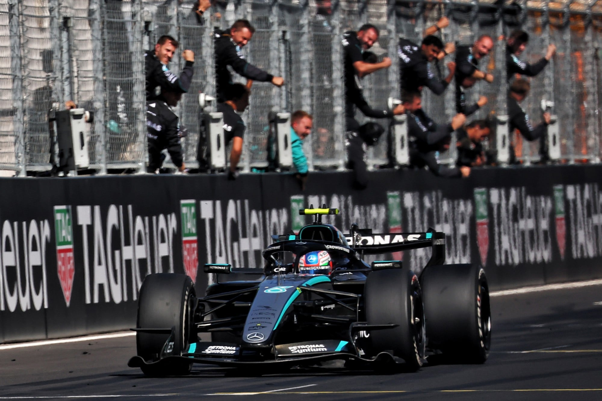 F1: Confira as imagens do GP da Espanha 2026, no Madring Race winner Andrea Kimi Antonelli (ITA) Mercedes AMG Formula One Team W17 passes the team at the end of the race.