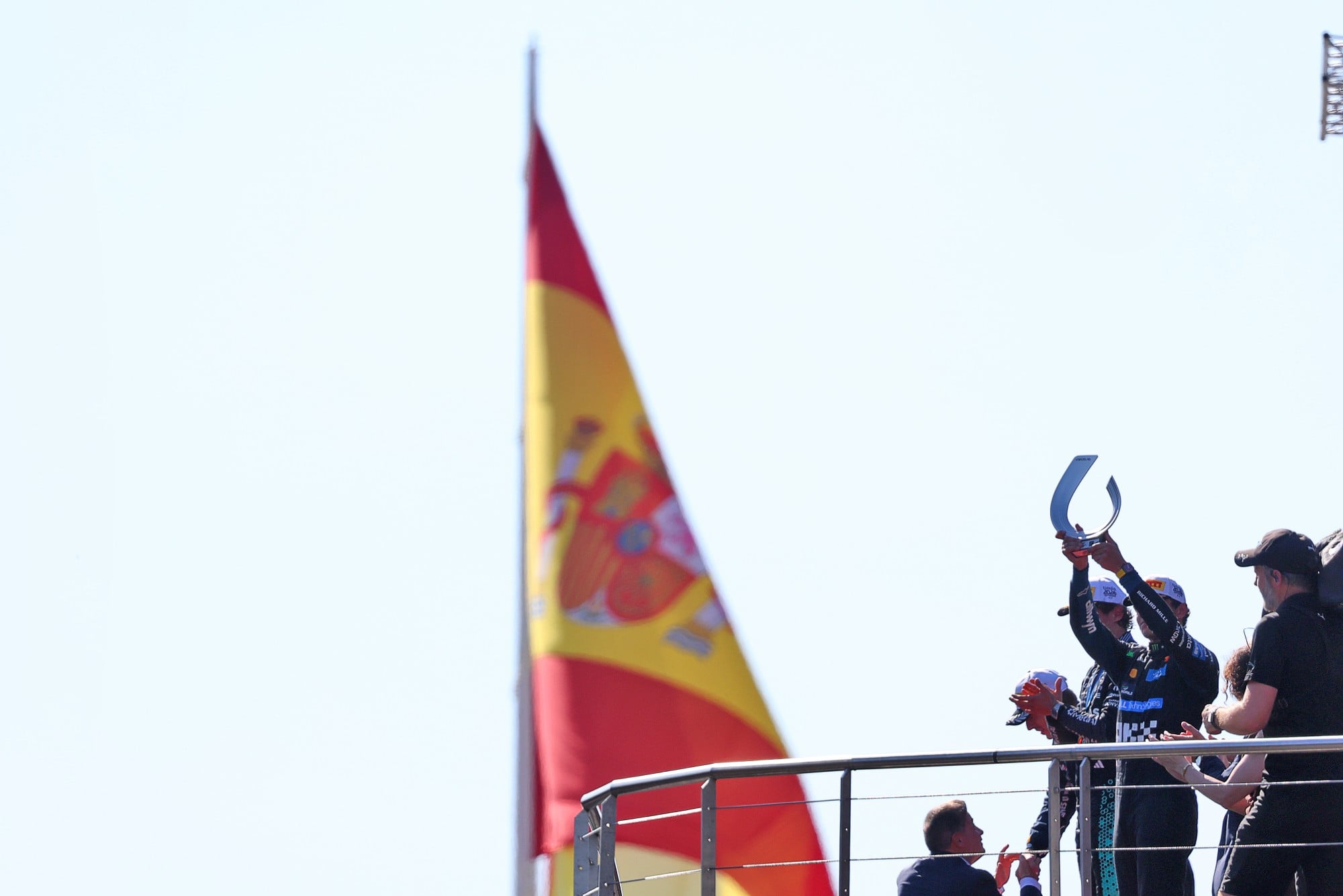 F1: Confira as imagens do GP da Espanha 2026, no Madring The podium (L to R): Max Verstappen (NLD) Red Bull Racing, second; Andrea Kimi Antonelli (ITA) Mercedes AMG Formula One Team, race winner; Lando Norris (GBR) McLaren F1 Team, third.