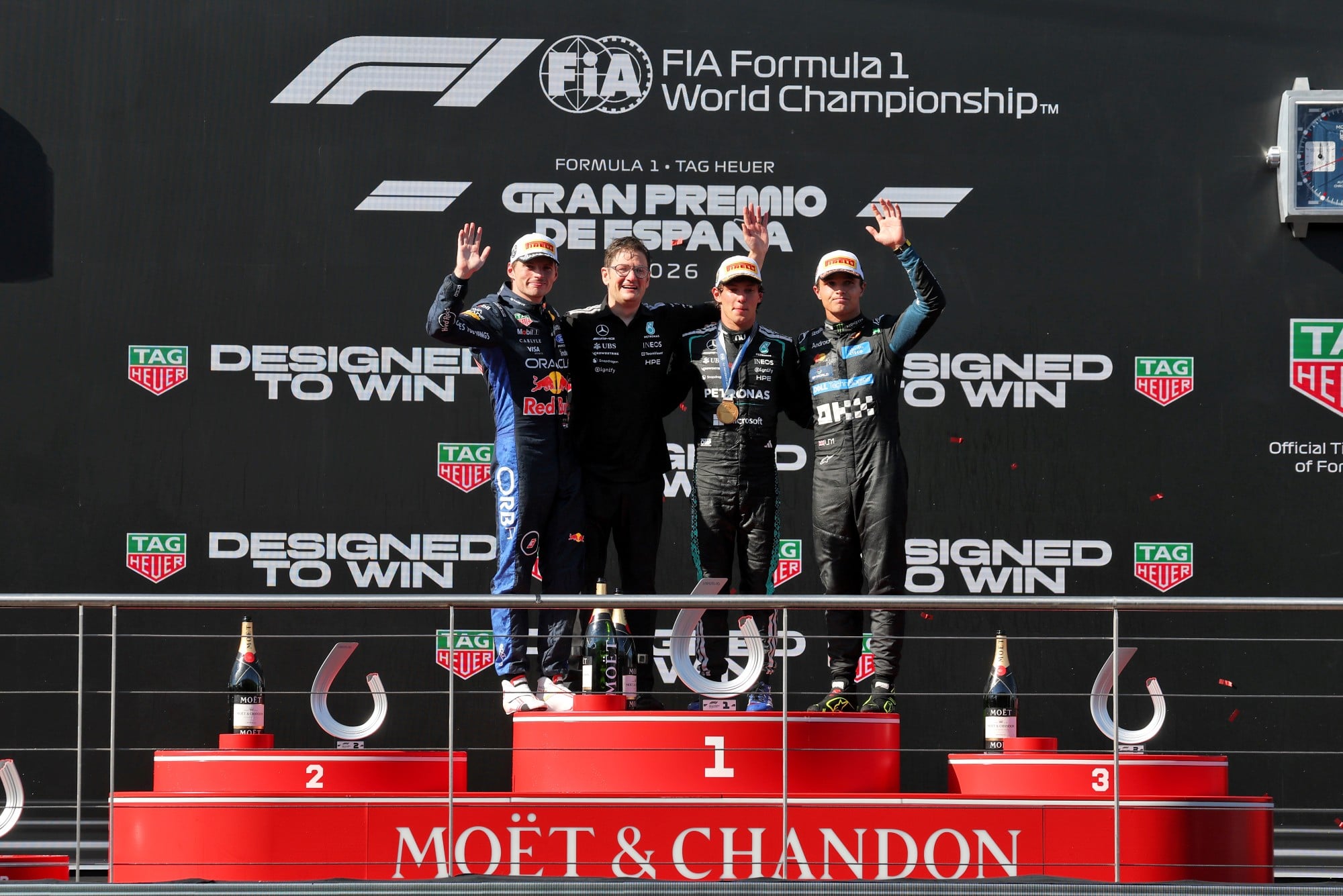 F1: Confira as imagens do GP da Espanha 2026, no Madring The podium (L to R): Max Verstappen (NLD) Red Bull Racing, second; David Lamb (GBR) Mercedes AMG High Performance Powertrains Performance Engineer; Andrea Kimi Antonelli (ITA) Mercedes AMG Formula One Team, race winner; Lando Norris (GBR) McLaren F1 Team, third.