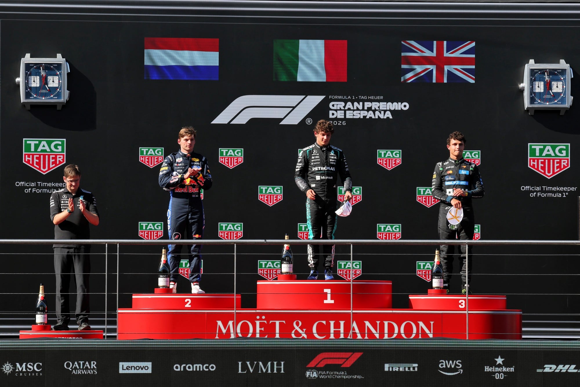 F1: Confira as imagens do GP da Espanha 2026, no Madring The podium (L to R): David Lamb (GBR) Mercedes AMG High Performance Powertrains Performance Engineer; Max Verstappen (NLD) Red Bull Racing, second; Andrea Kimi Antonelli (ITA) Mercedes AMG Formula One Team, race winner; Lando Norris (GBR) McLaren F1 Team, third.