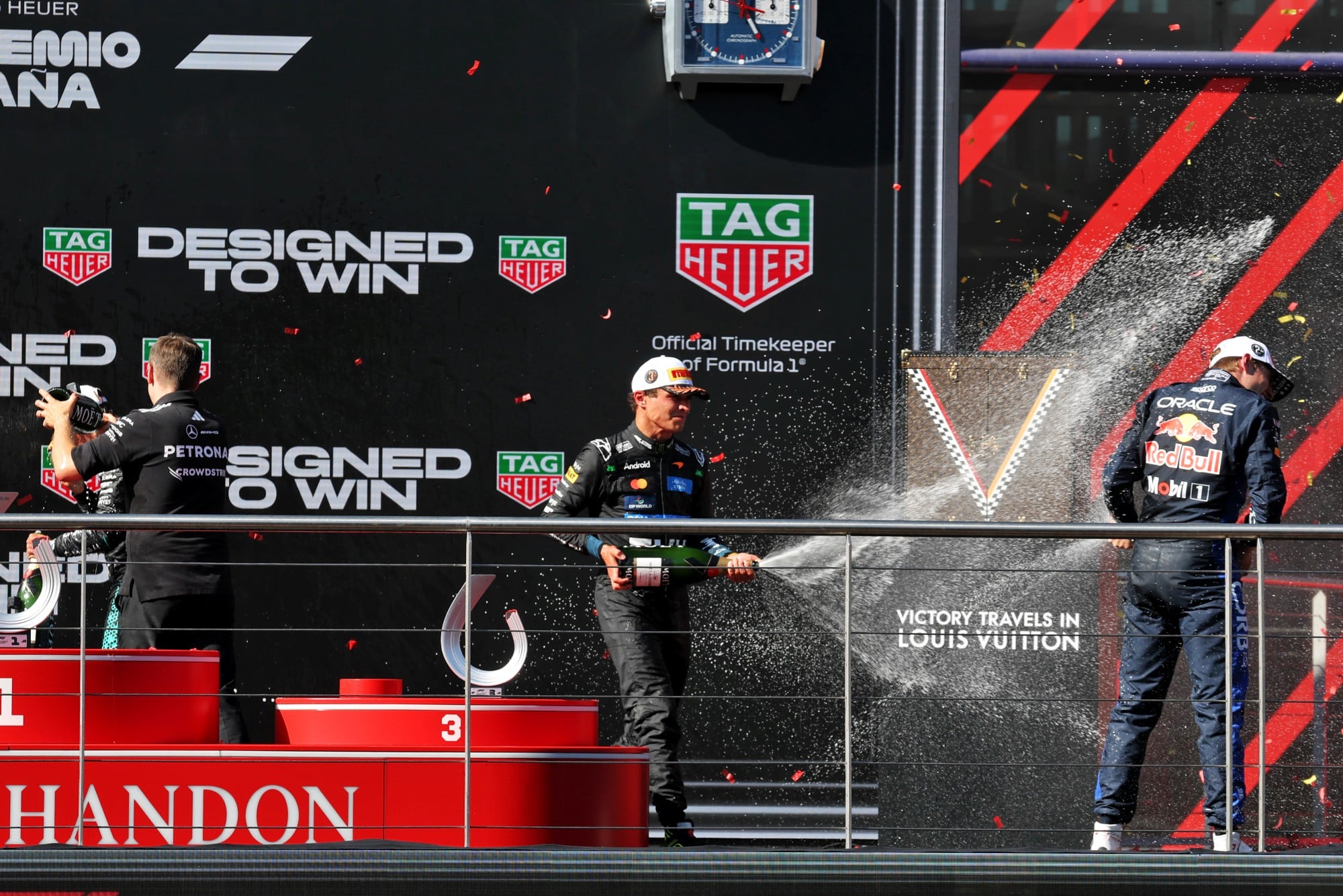 F1: Confira as imagens do GP da Espanha 2026, no Madring (L to R): Lando Norris (GBR) McLaren F1 Team celebrates his third position on the podium with second placed Max Verstappen (NLD) Red Bull Racing.