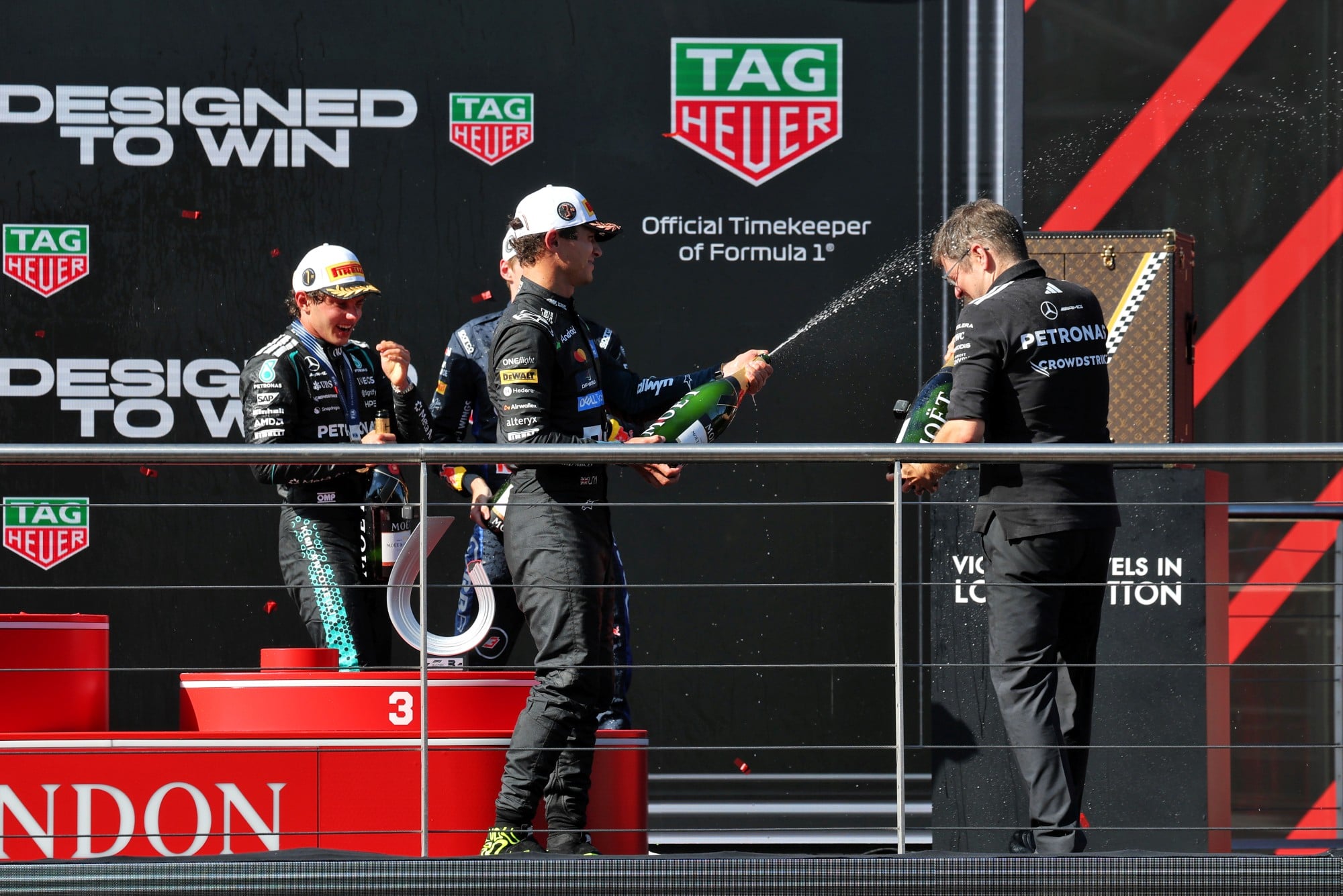 F1: Confira as imagens do GP da Espanha 2026, no Madring (L to R): Race winner Andrea Kimi Antonelli (ITA) Mercedes AMG Formula One Team celebrates on the podium with Max Verstappen (NLD) Red Bull Racing; Lando Norris (GBR) McLaren F1 Team; and David Lamb (GBR) Mercedes AMG High Performance Powertrains Performance Engineer.