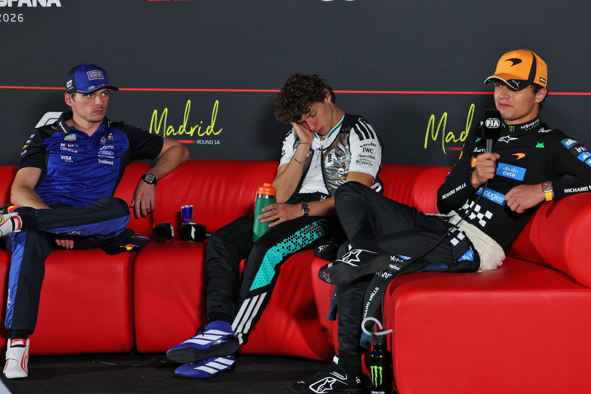 F1: Confira as imagens do GP da Espanha 2026, no Madring (L to R): Max Verstappen (NLD) Red Bull Racing; Andrea Kimi Antonelli (ITA) Mercedes AMG Formula One Team; and Lando Norris (GBR) McLaren F1 Team, in the post race FIA Press Conference.