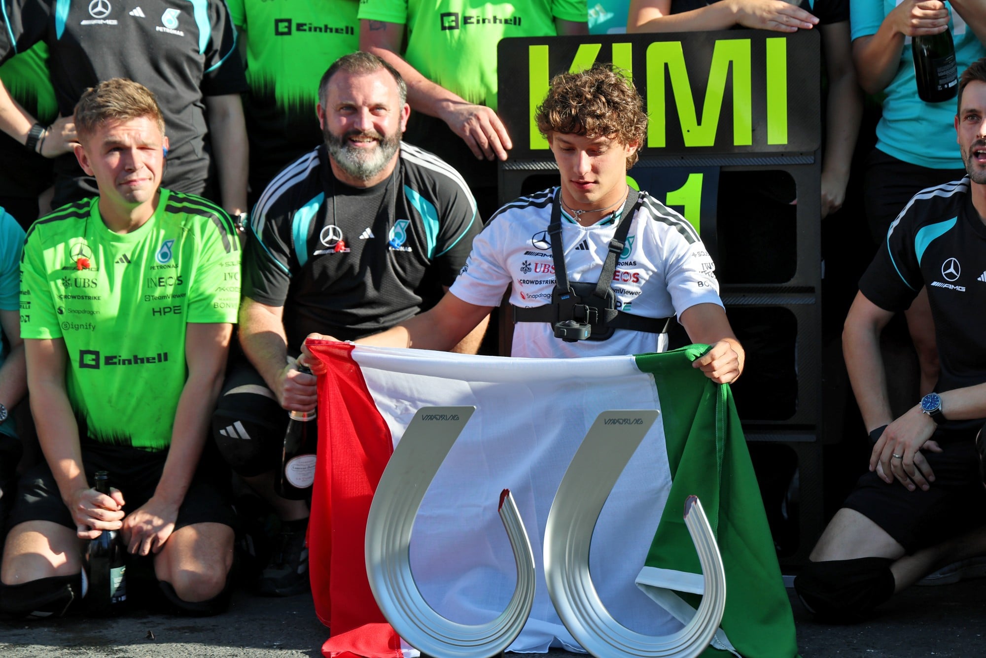 F1: Confira as imagens do GP da Espanha 2026, no Madring Race winner Andrea Kimi Antonelli (ITA) Mercedes AMG Formula One Team celebrates with the team.