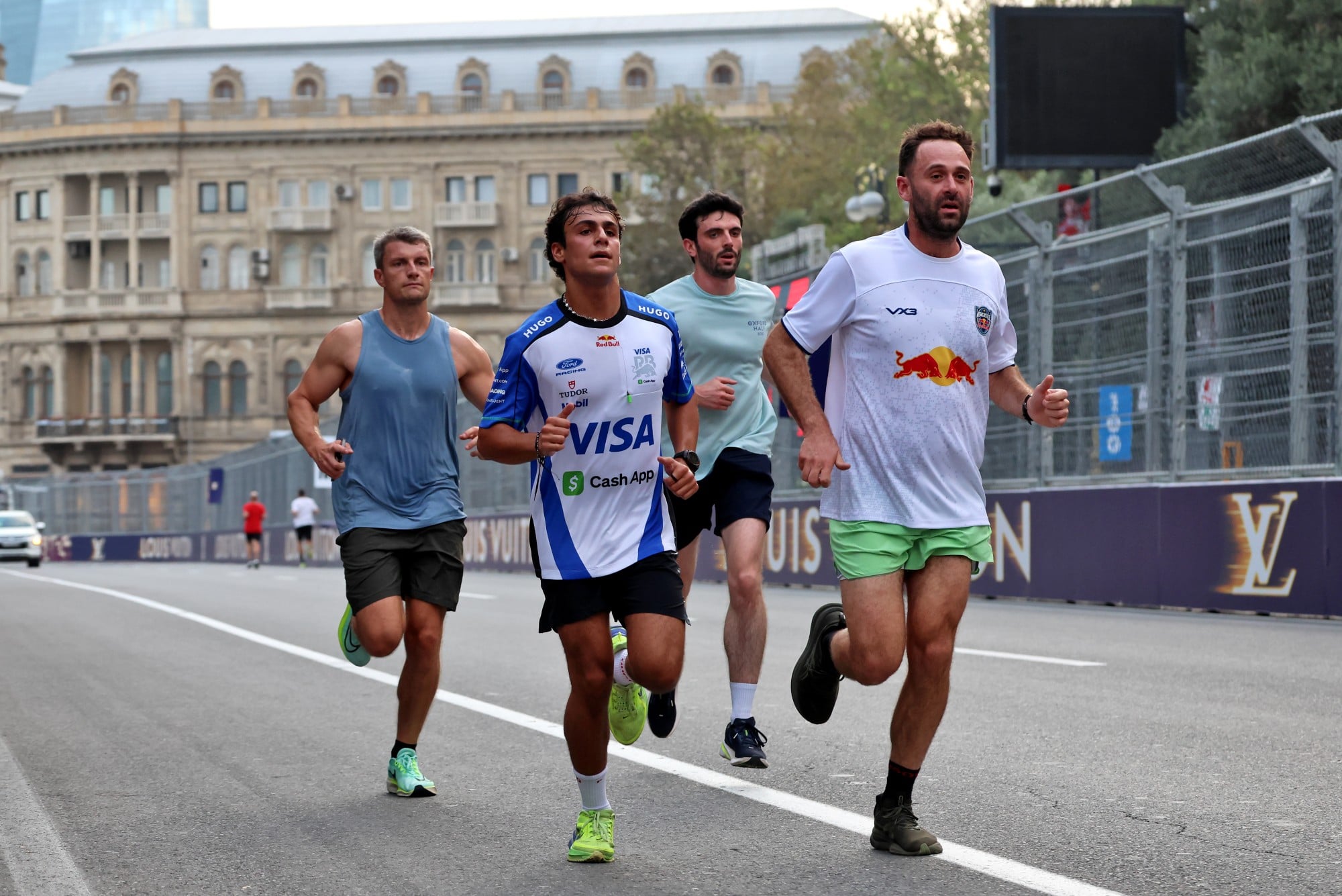 F1: Confira as imagens desta sexta-feira da F1 em Baku Arvid Lindblad (GBR) Racing Bulls Formula One Team runs the circuit with the team.
