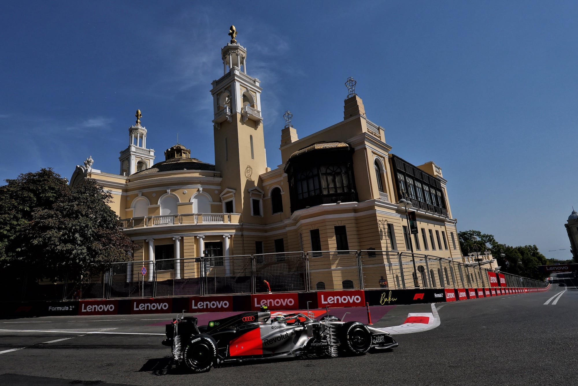 F1: Russell lidera TL2 e Mercedes faz dobradinha em Baku; Bortoleto é 14º