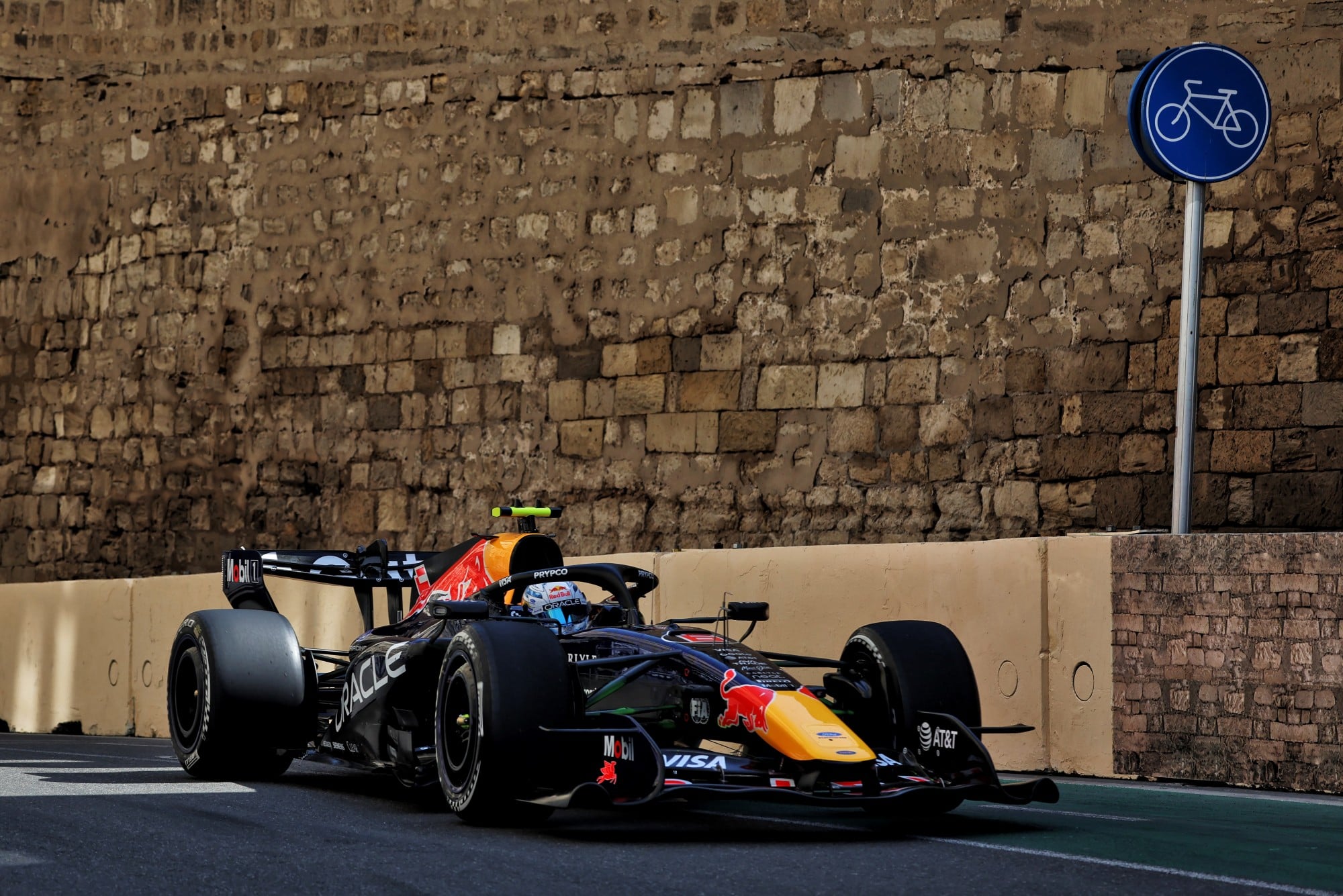 F1: Red Bull termina dia otimista após treinos no Azerbaijão: "Carro parece mais forte" Isack Hadjar (FRA) Red Bull Racing RB22.