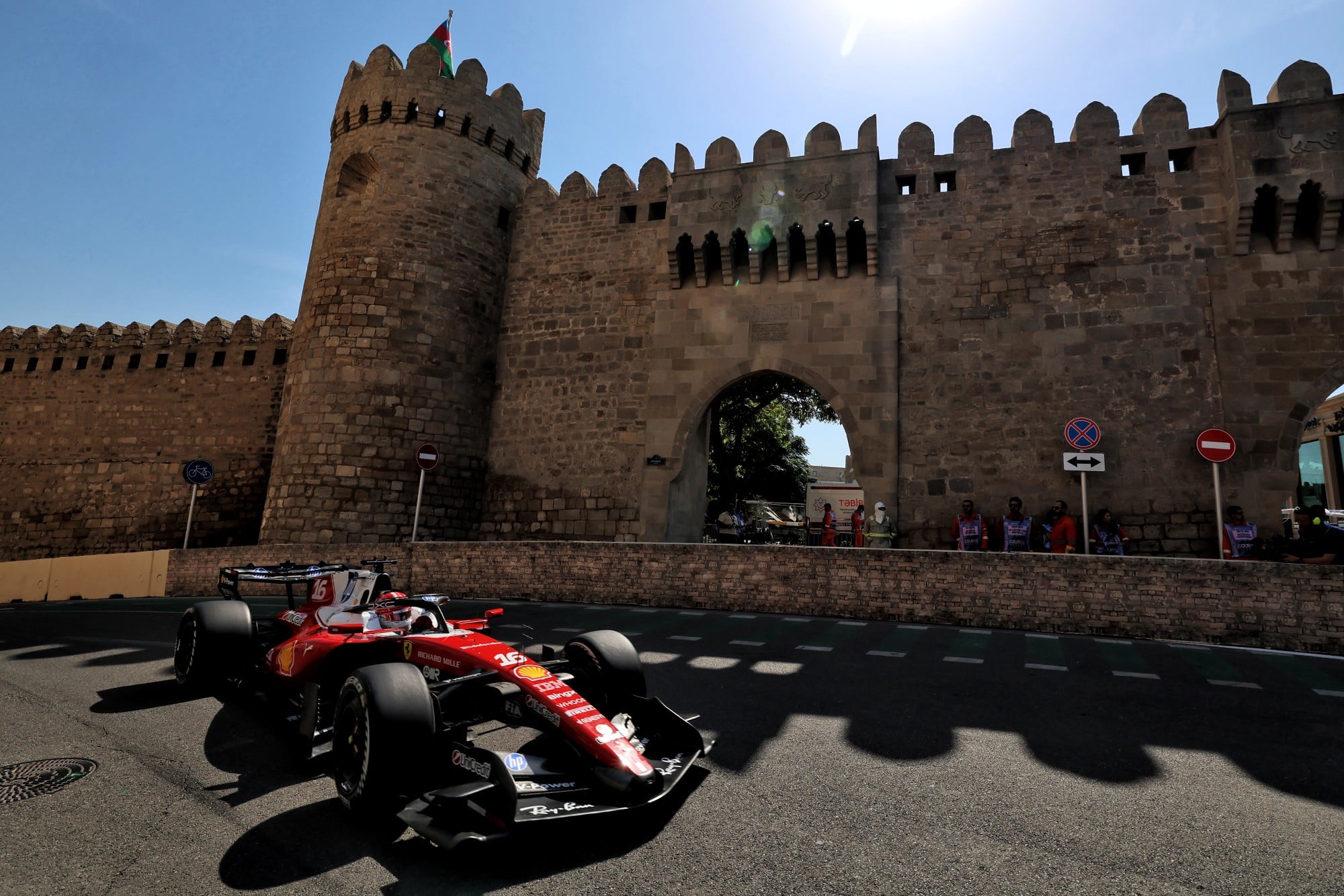 F1: Confira as imagens desta sexta-feira da F1 em Baku Charles Leclerc (MON) Scuderia Ferrari SF-26.