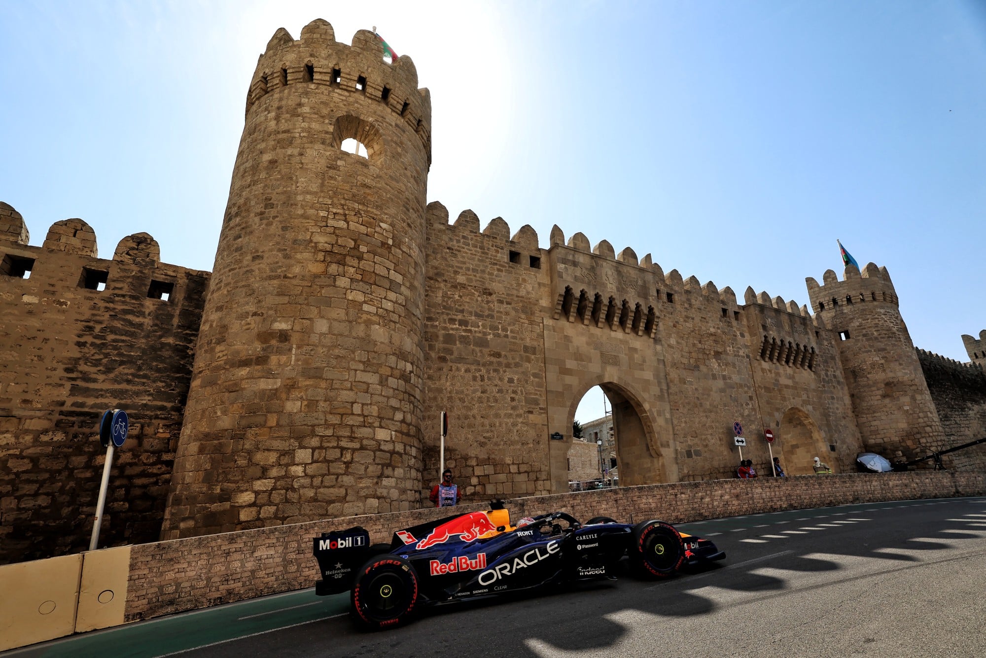 F1: Confira as imagens desta sexta-feira da F1 em Baku Max Verstappen (NLD) Red Bull Racing RB22.
