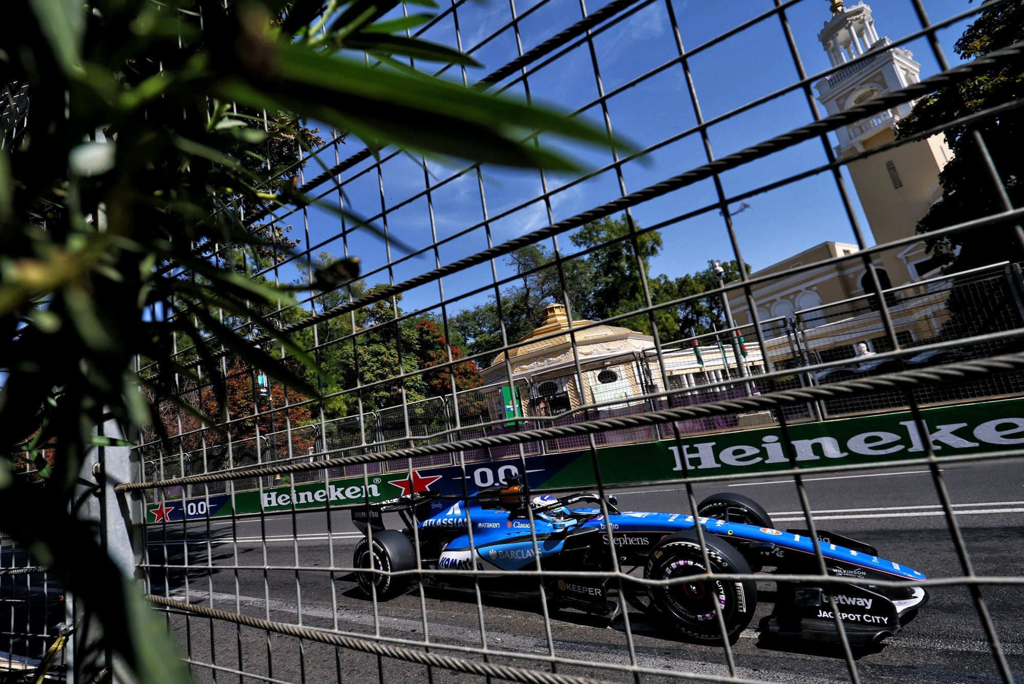 F1: Confira as imagens desta sexta-feira da F1 em Baku Alexander Albon (THA) Williams F1 Team FW48.