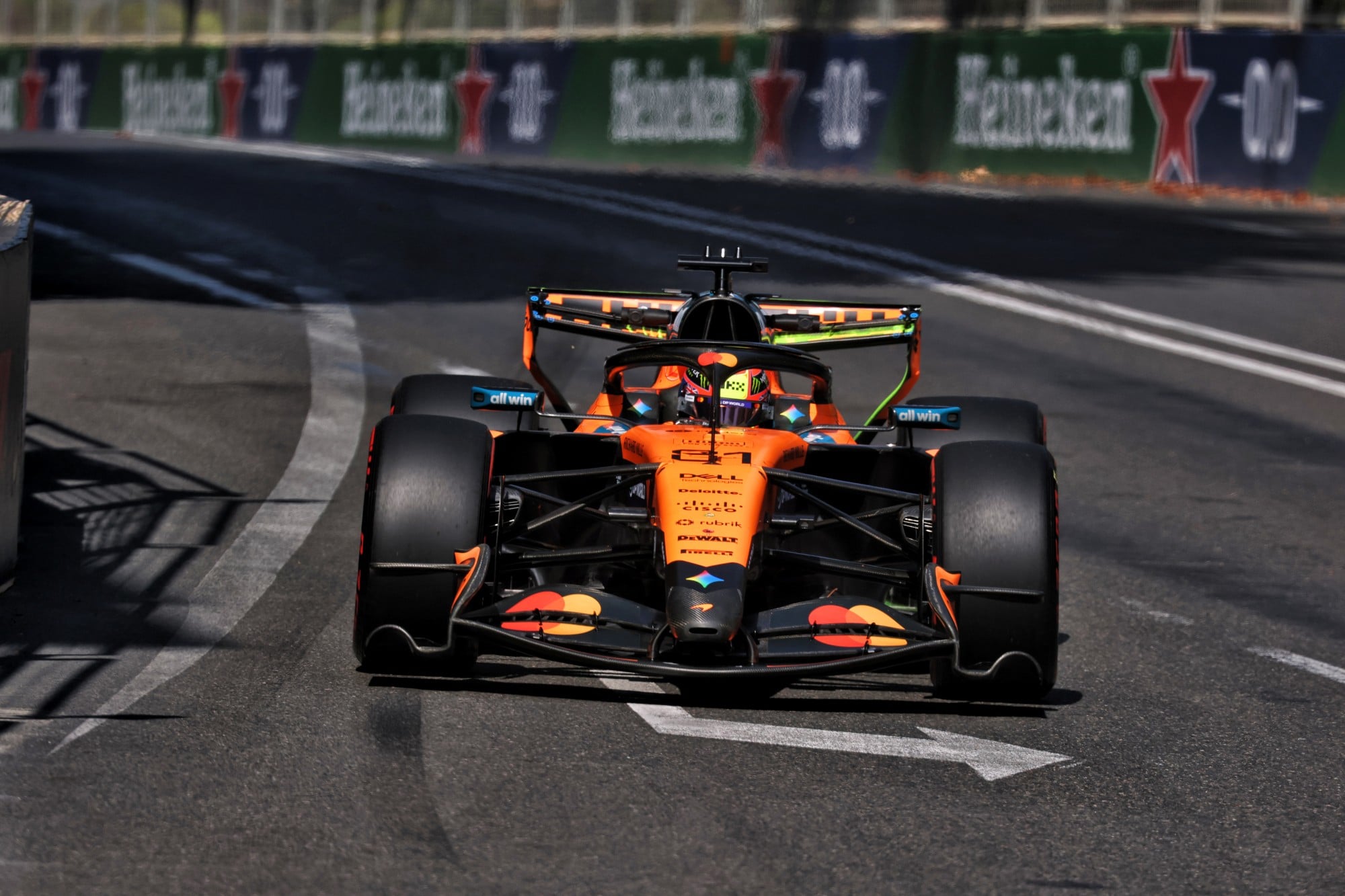 F1: McLaren espera "conseguir diminuir diferença" após primeiros treinos em Baku Oscar Piastri (AUS) McLaren F1 Team MCL40.