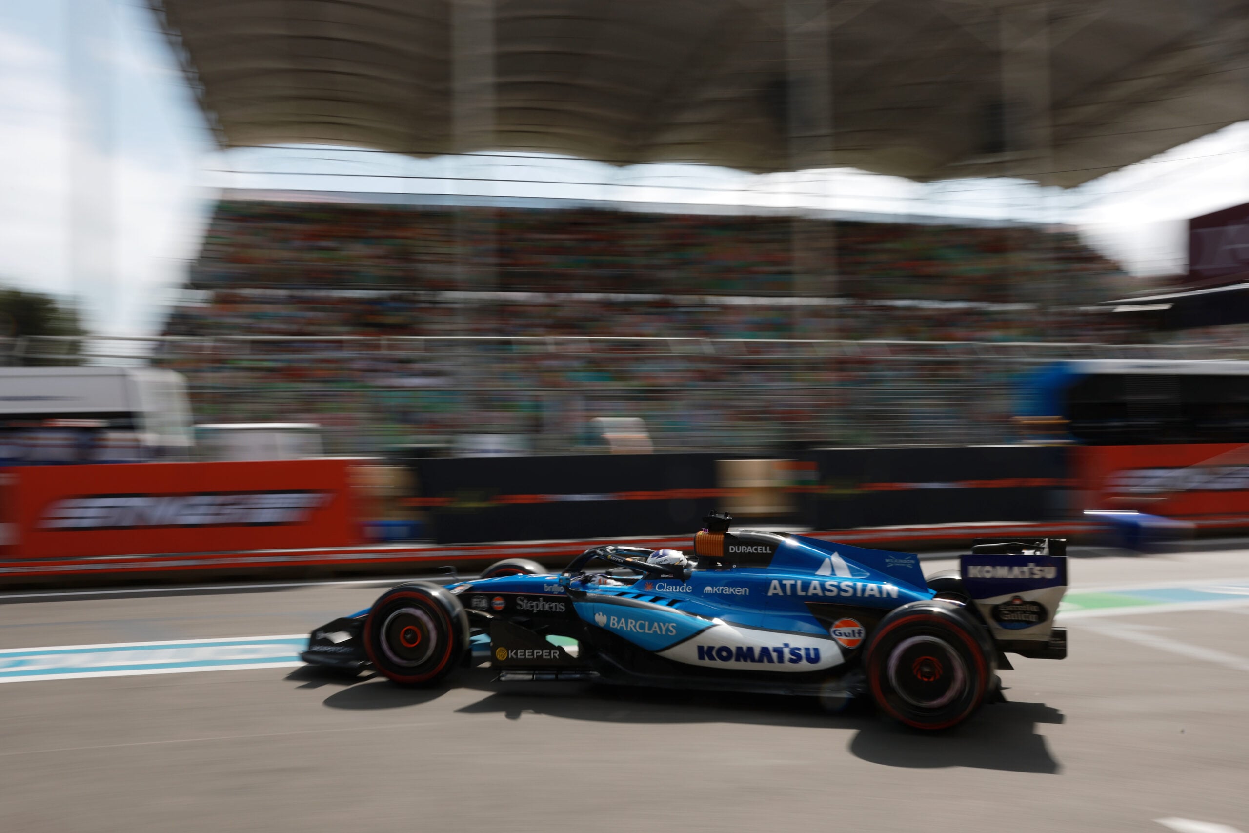 F1: Confira as imagens desta sexta-feira do GP do Azerbaijão 2026 Alexander Albon (THA) Williams F1 Team FW48 leaves the pits.