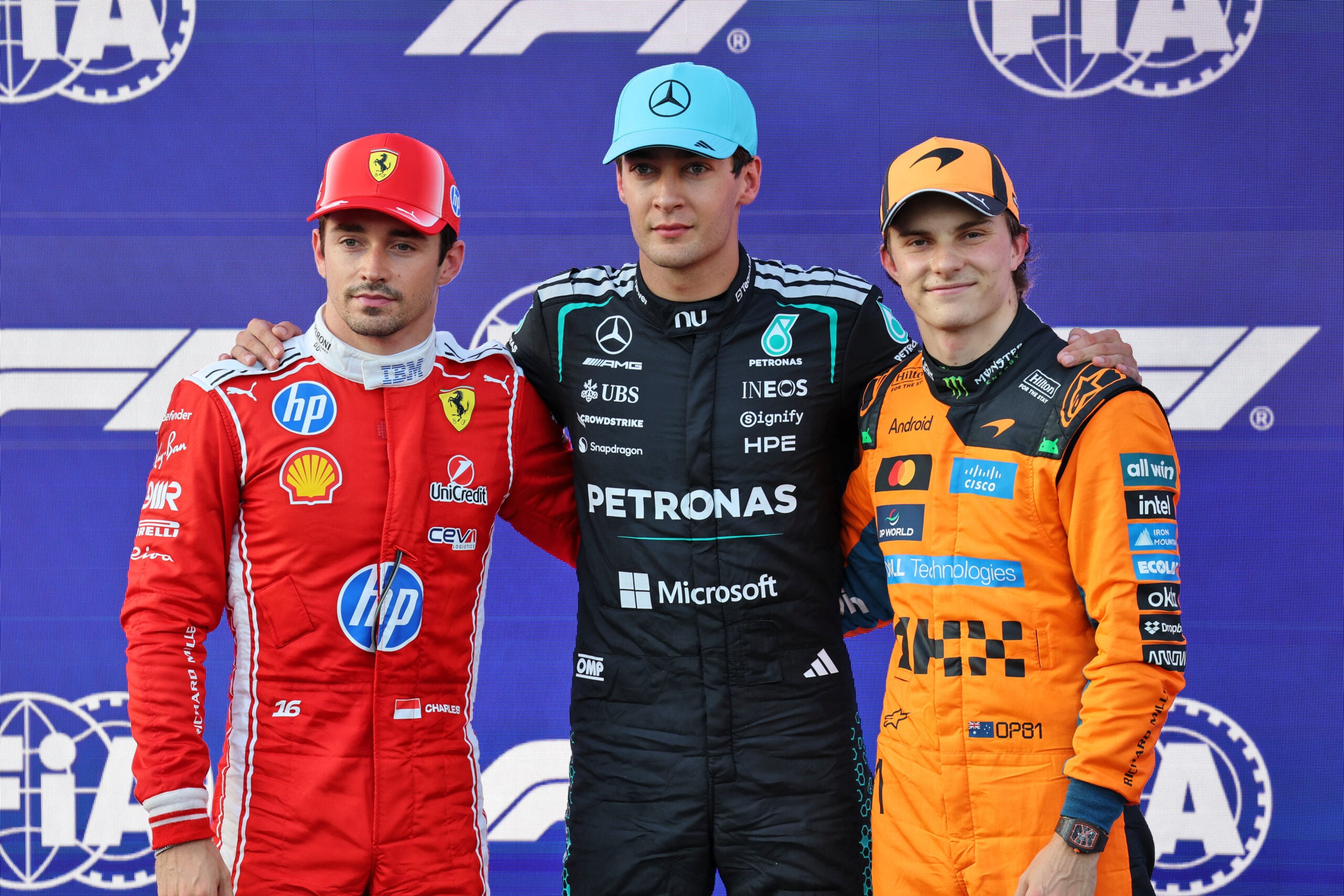 F1: Confira as imagens desta sexta-feira do GP do Azerbaijão 2026 Qualifying top three in parc ferme (L to R): Charles Leclerc (MON) Scuderia Ferrari, second; George Russell (GBR) Mercedes AMG Formula One Team, pole position; Oscar Piastri (AUS) McLaren F1 Team, third.