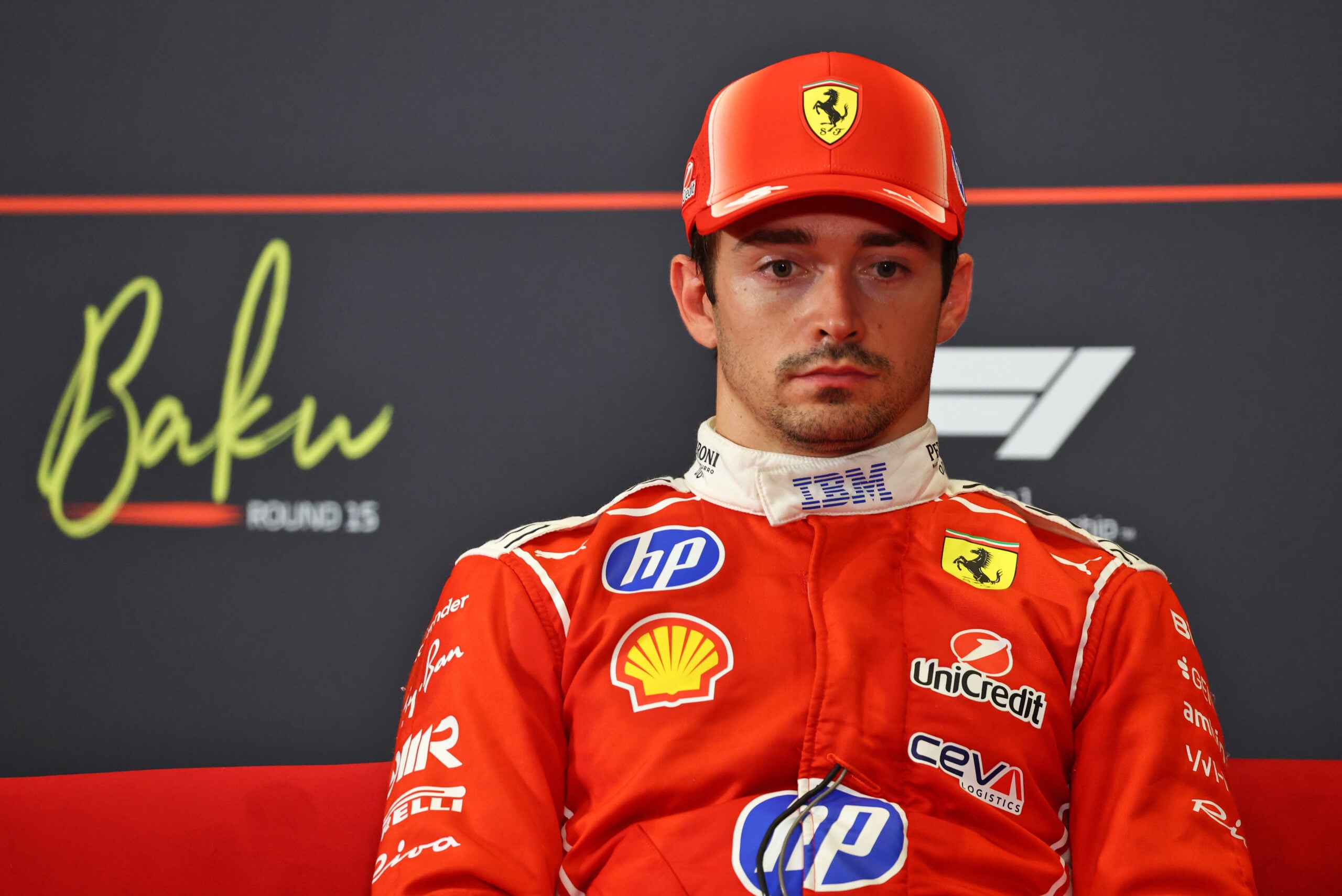 F1: Confira as imagens desta sexta-feira do GP do Azerbaijão 2026 Charles Leclerc (MON) Scuderia Ferrari in the post qualifying FIA Press Conference.