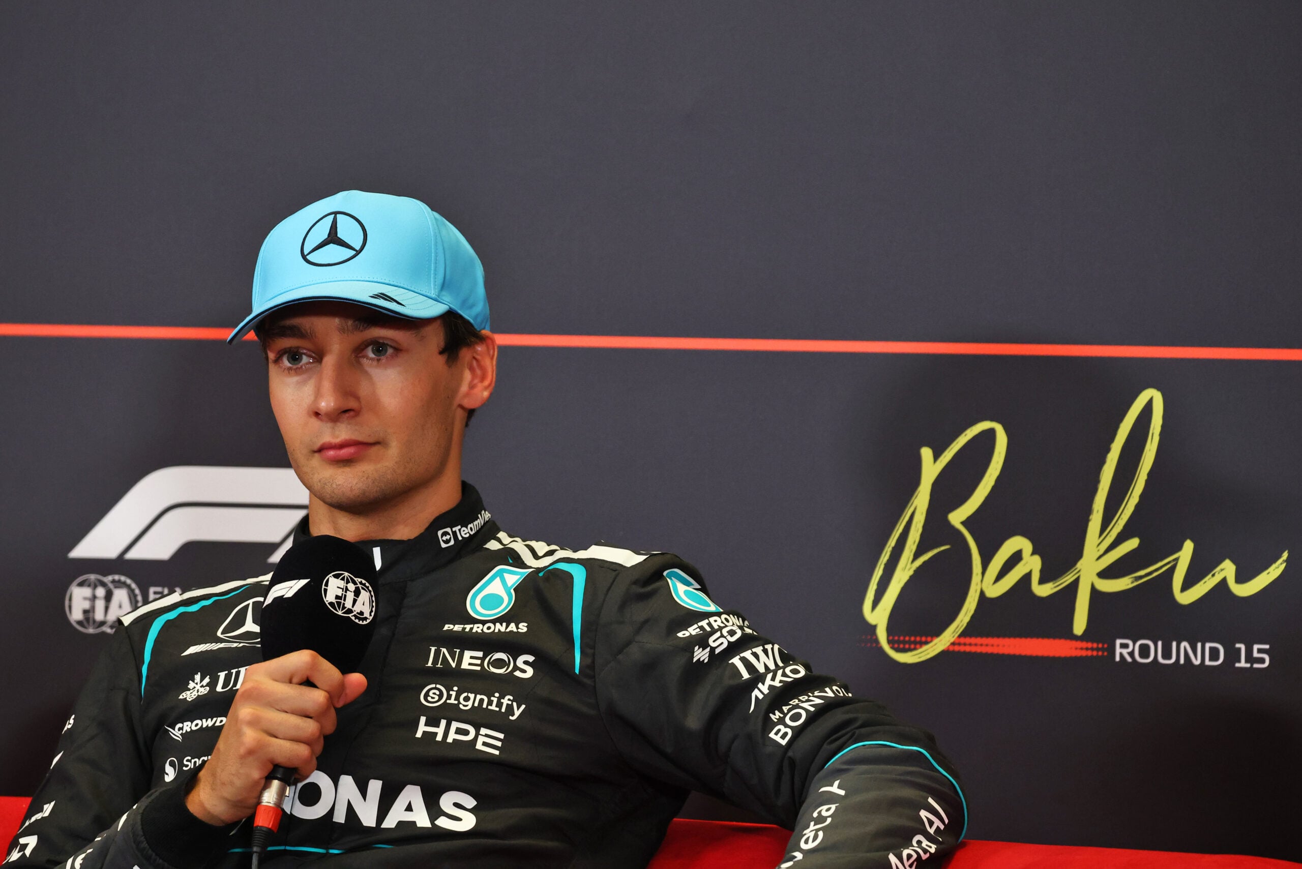 F1: Confira as imagens desta sexta-feira do GP do Azerbaijão 2026 George Russell (GBR) Mercedes AMG Formula One Team in the post qualifying FIA Press Conference.