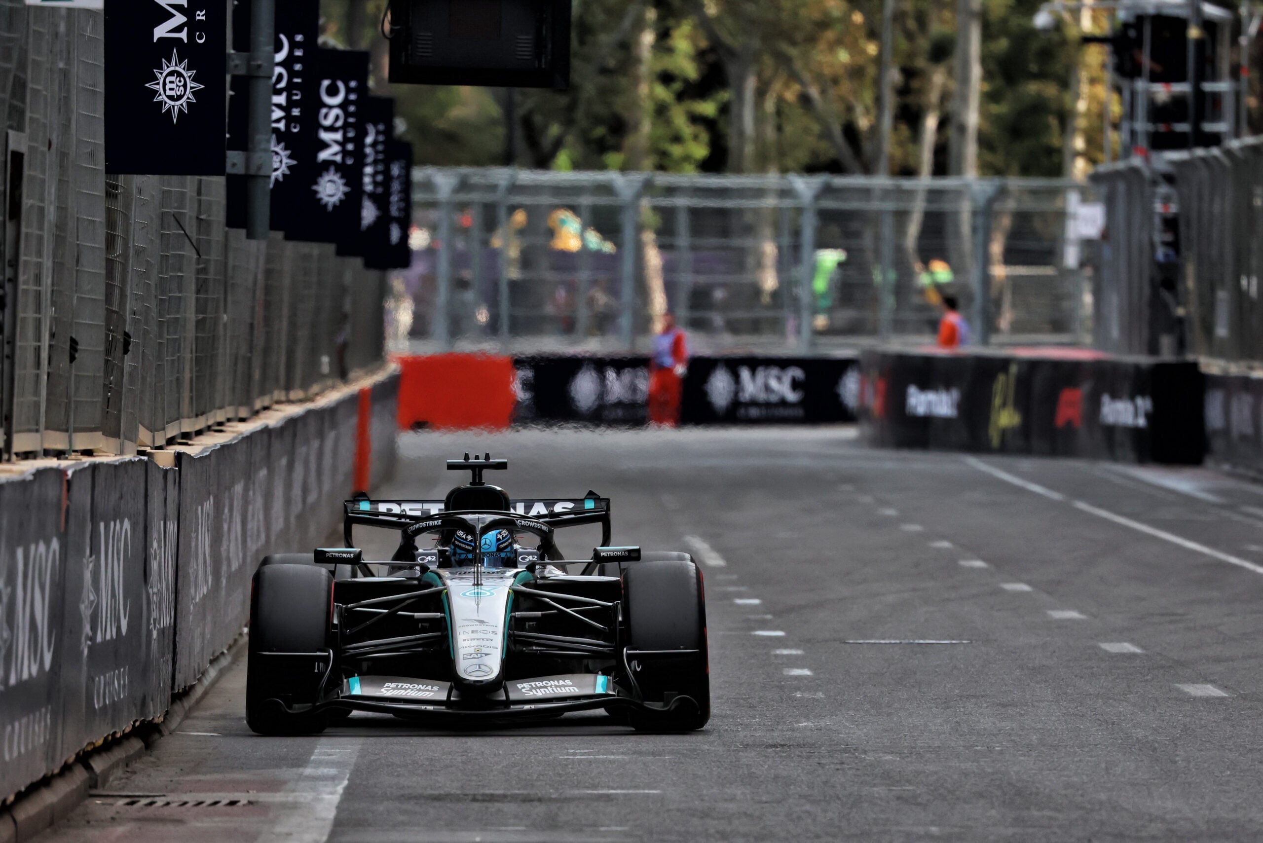 F1: Confira as imagens desta sexta-feira do GP do Azerbaijão 2026 George Russell (GBR) Mercedes AMG Formula One Team W17.
