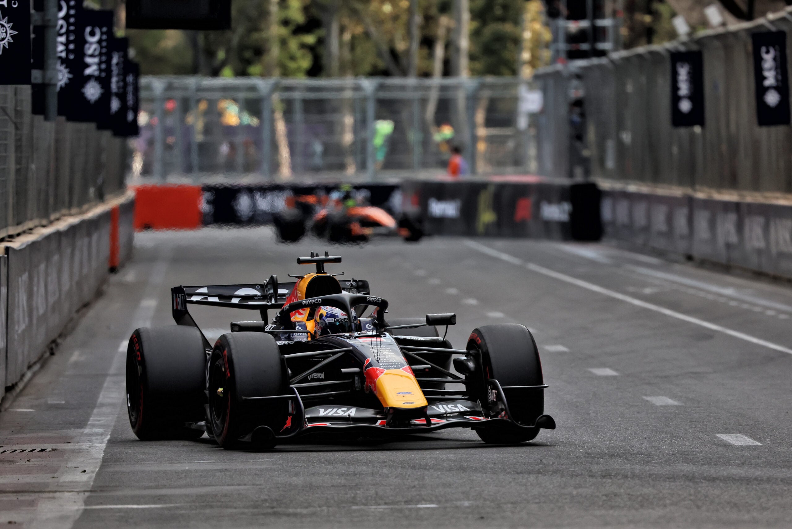 F1: Confira as imagens desta sexta-feira do GP do Azerbaijão 2026 Max Verstappen (NLD) Red Bull Racing RB22.