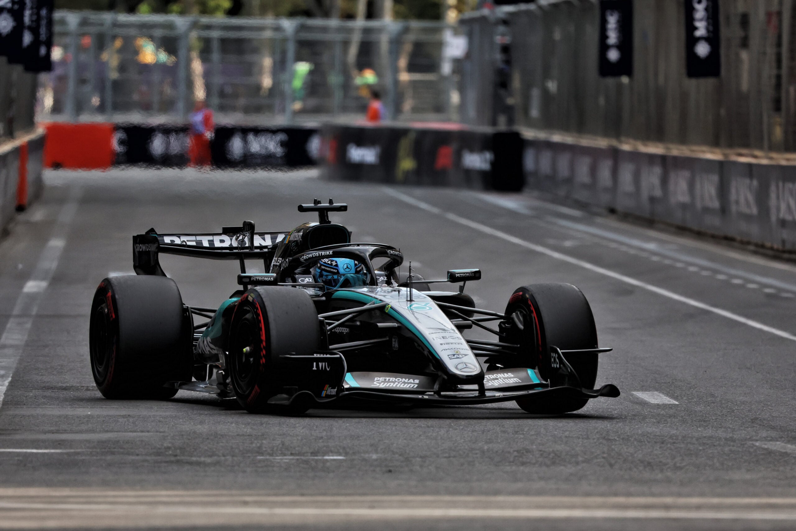 F1: Confira as imagens desta sexta-feira do GP do Azerbaijão 2026 George Russell (GBR) Mercedes AMG Formula One Team W17.