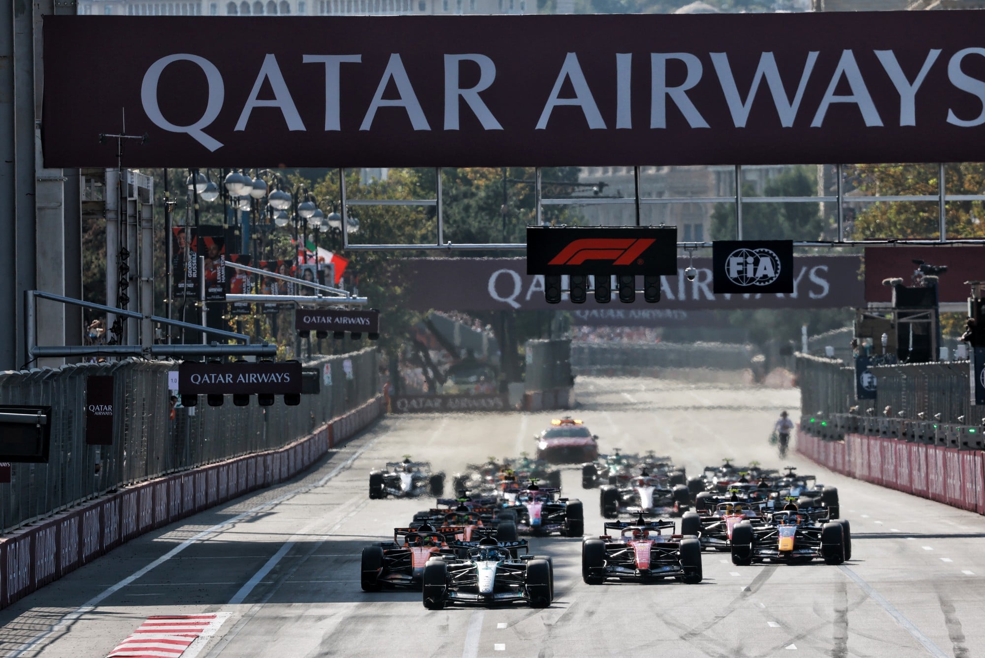 F1: Confira as fotos do GP do Azerbaijão 2026 George Russell (GBR) Mercedes AMG Formula One Team W17 leads at the start of the race.