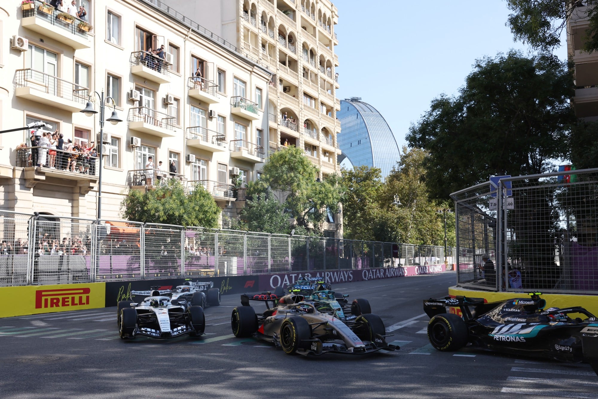 F1: Confira as fotos do GP do Azerbaijão 2026 Sergio Perez (MEX) Cadillac Formula 1 Team MAC-26 and Gabriel Bortoleto (BRA) Audi F1 Team R26 at the start of the race.
