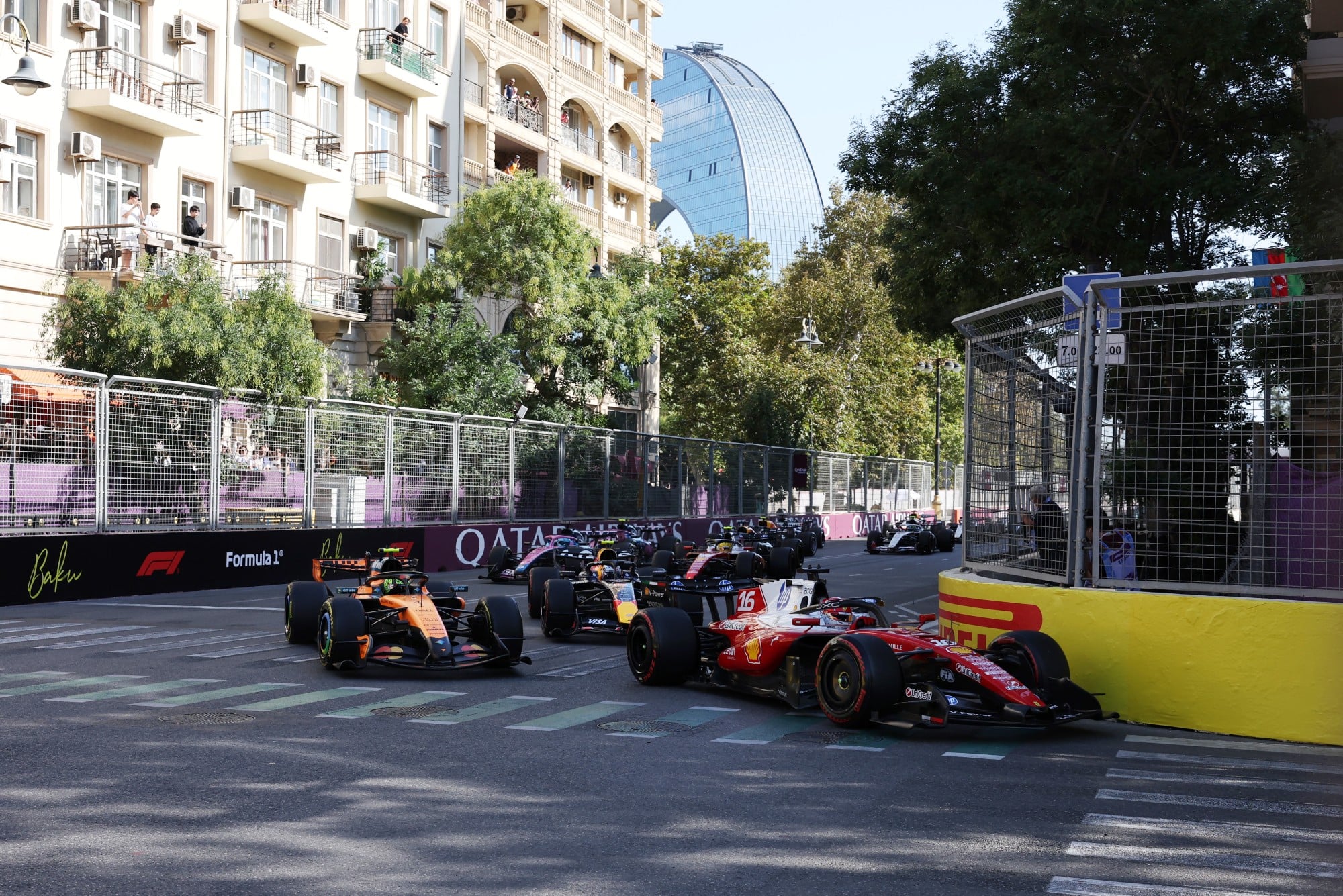 F1: Confira as fotos do GP do Azerbaijão 2026 Charles Leclerc (MON) Scuderia Ferrari SF-26 at the start of the race.