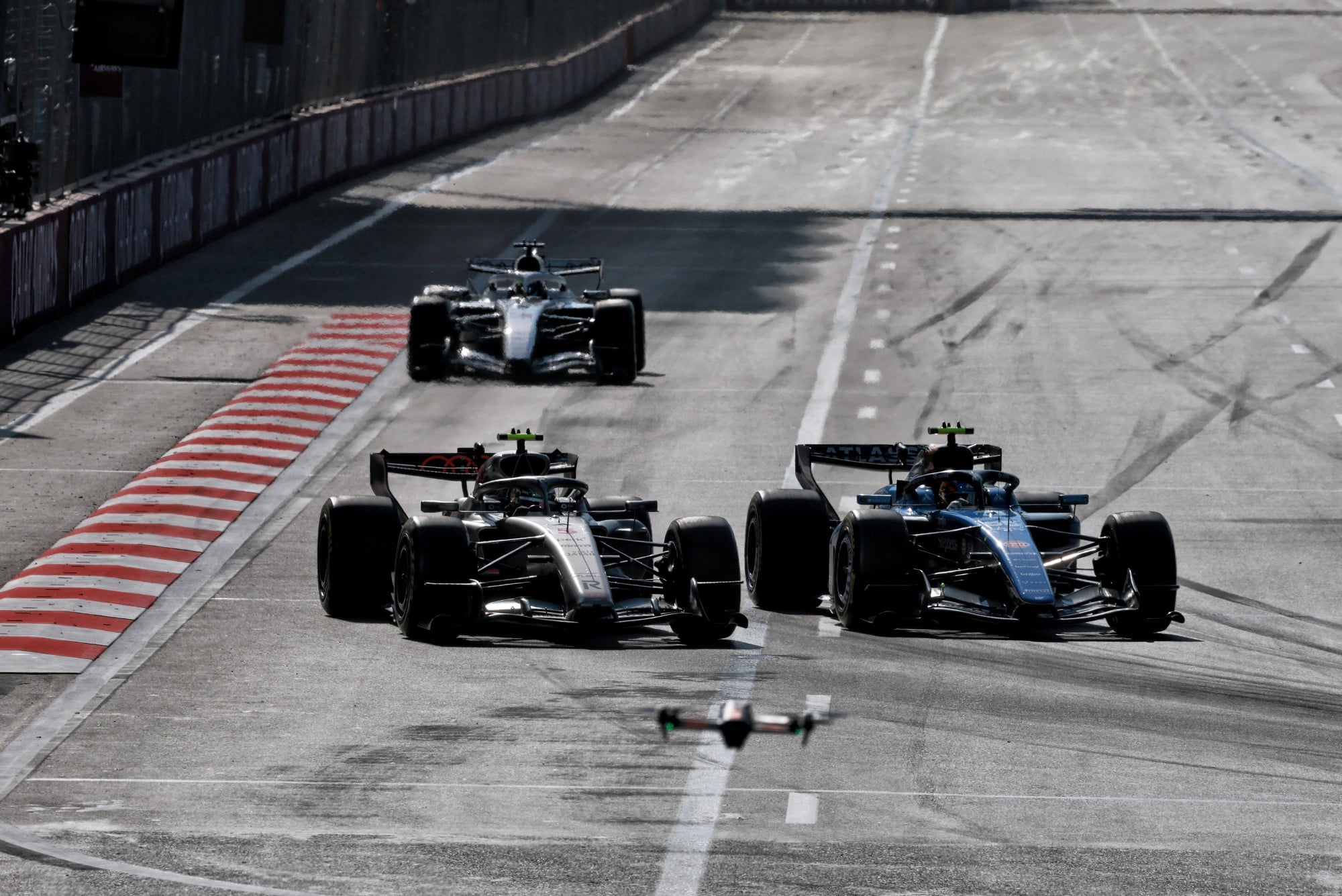 F1: Confira as fotos do GP do Azerbaijão 2026 Gabriel Bortoleto (BRA) Audi F1 Team R26 and Carlos Sainz (ESP) Williams F1 Team FW48 battle for position.