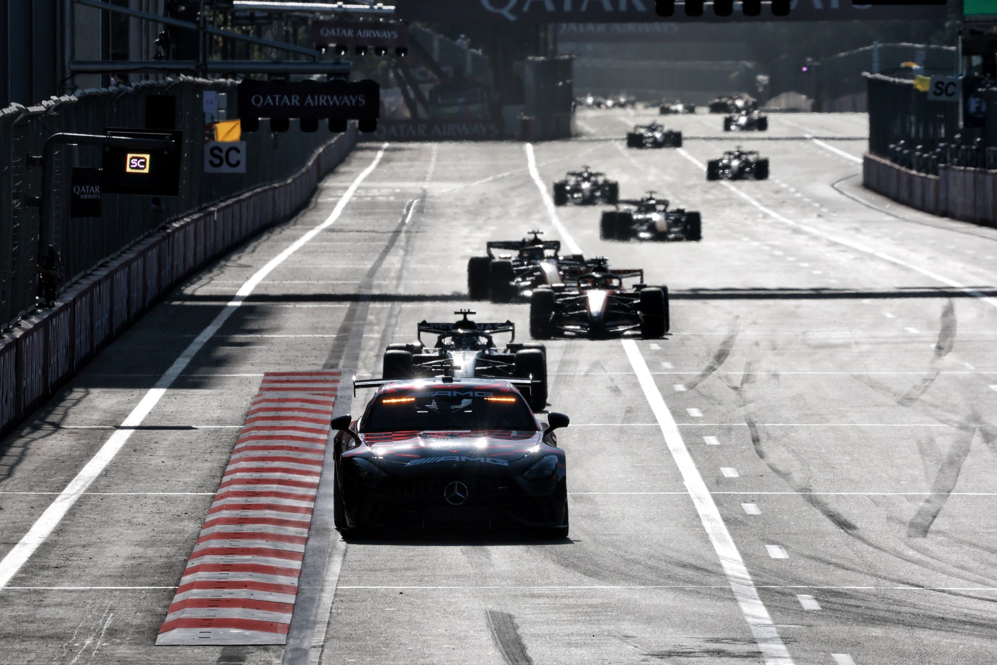 F1: Confira as fotos do GP do Azerbaijão 2026 George Russell (GBR) Mercedes AMG Formula One Team W17 leads behind the Mercedes FIA Safety Car.
