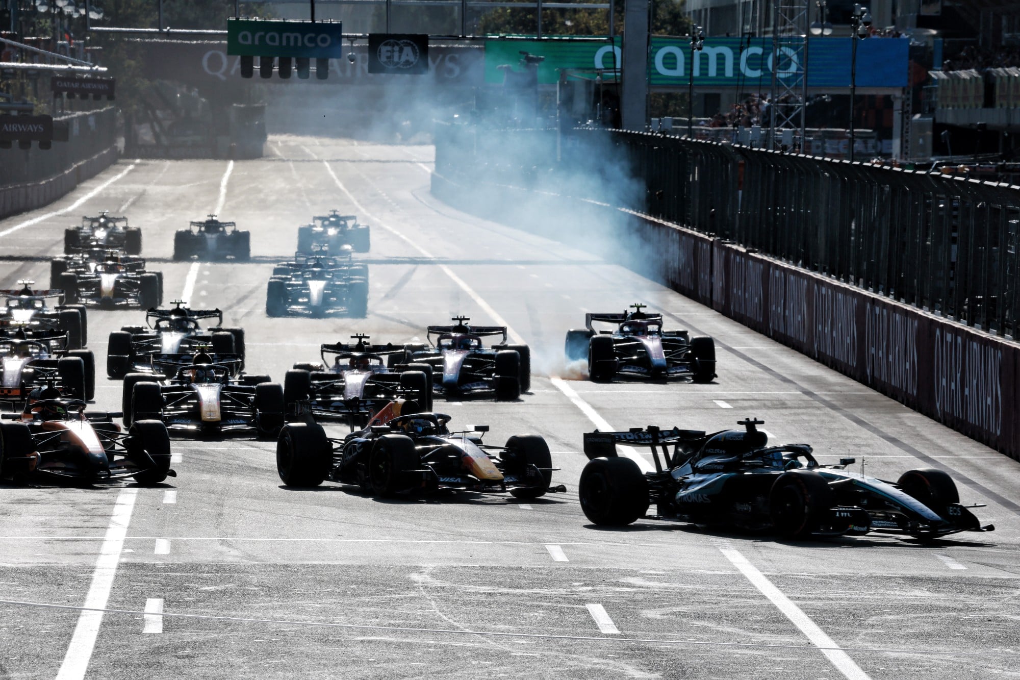 F1: Confira as fotos do GP do Azerbaijão 2026 George Russell (GBR) Mercedes AMG Formula One Team W17 leads as Franco Colapinto (ARG) Alpine F1 Team A526 locks up under braking.