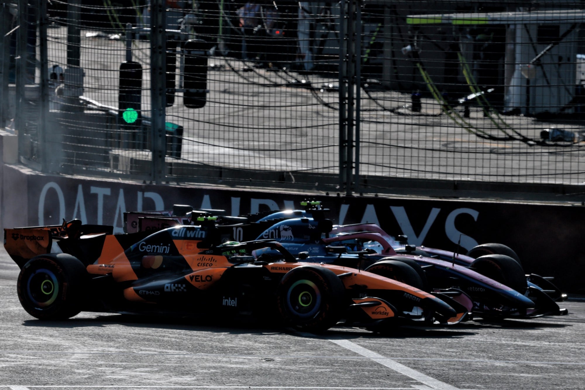 F1: Confira as fotos do GP do Azerbaijão 2026 Franco Colapinto (ARG) Alpine F1 Team A526 locks up under braking and hits Pierre Gasly (FRA) Alpine F1 Team A526 and Lando Norris (GBR) McLaren F1 Team MCL40.