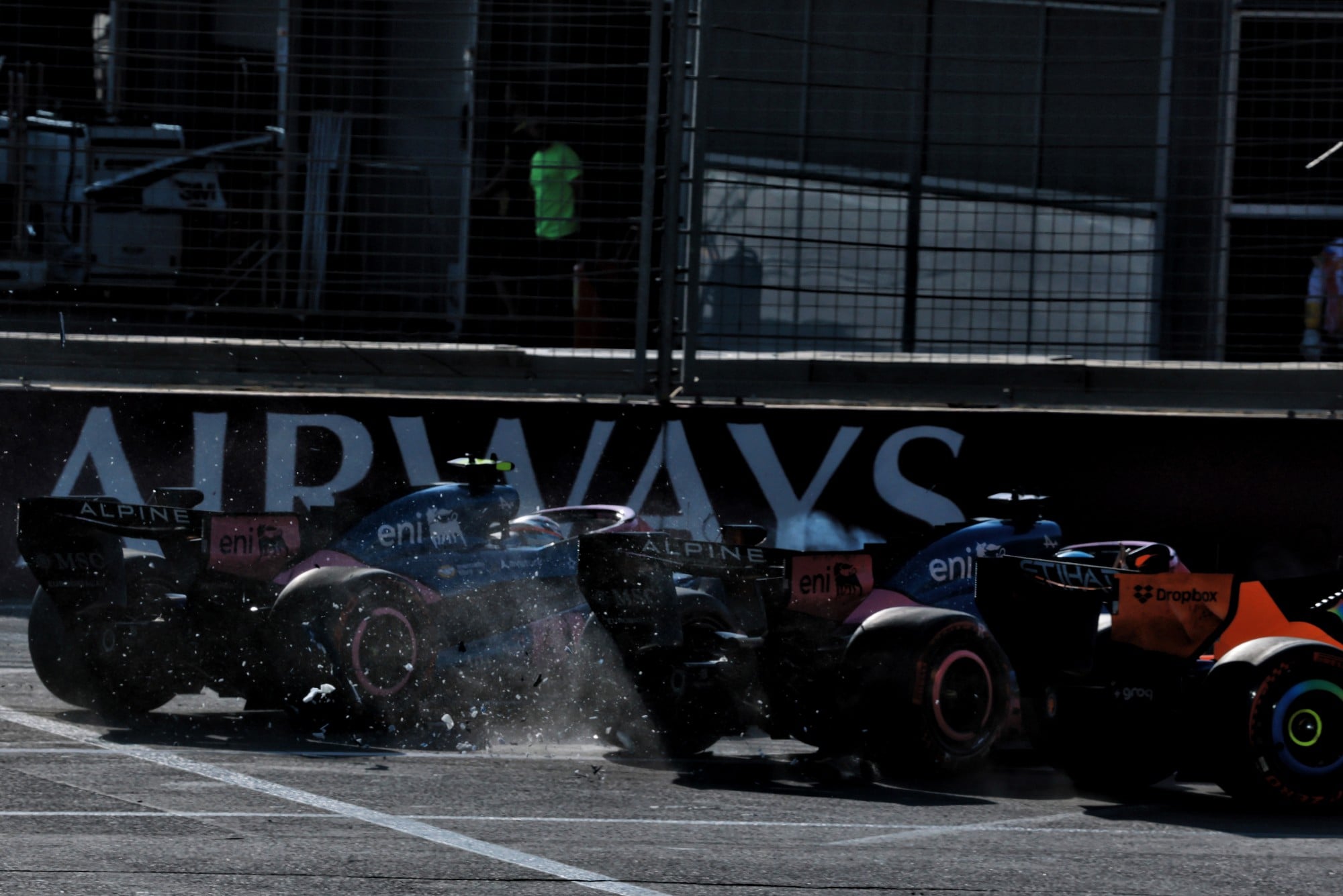 F1: Confira as fotos do GP do Azerbaijão 2026 Franco Colapinto (ARG) Alpine F1 Team A526 locks up under braking and hits Pierre Gasly (FRA) Alpine F1 Team A526 and Lando Norris (GBR) McLaren F1 Team MCL40.