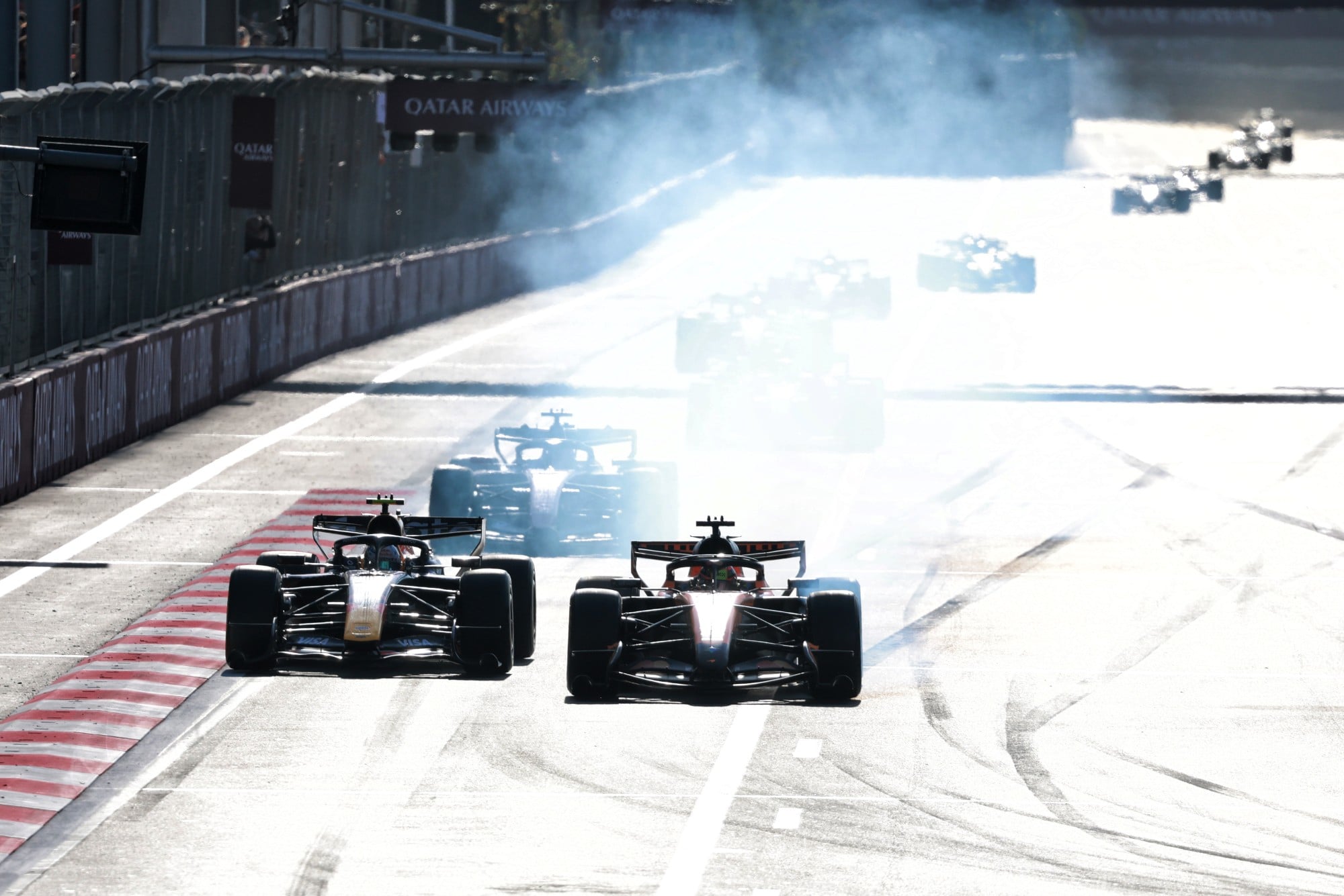 F1: Confira as fotos do GP do Azerbaijão 2026 Oscar Piastri (AUS) McLaren F1 Team MCL40 locks up under braking.