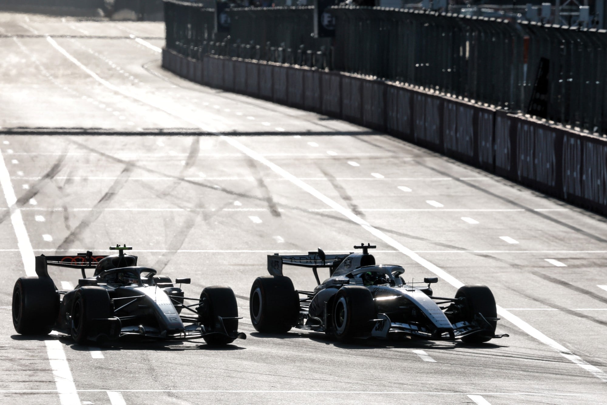 F1: Confira as fotos do GP do Azerbaijão 2026 Gabriel Bortoleto (BRA) Audi F1 Team R26 and Sergio Perez (MEX) Cadillac Formula 1 Team MAC-26 battle for position.