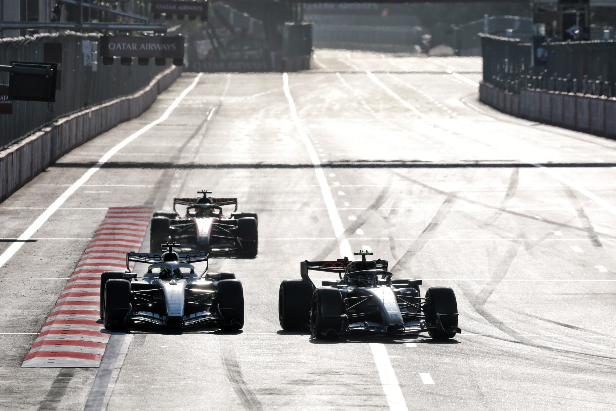 F1: Confira as fotos do GP do Azerbaijão 2026 Sergio Perez (MEX) Cadillac Formula 1 Team MAC-26 and Gabriel Bortoleto (BRA) Audi F1 Team R26 battle for position.