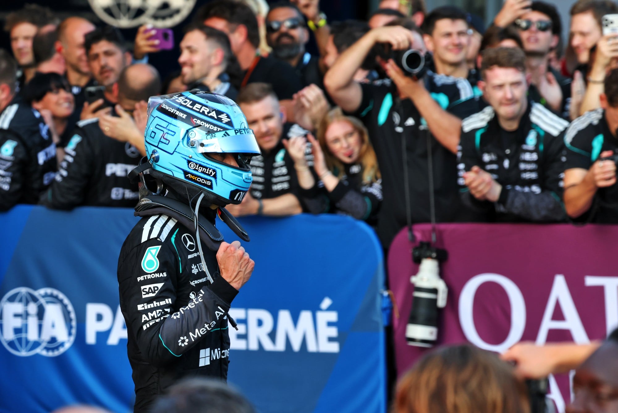 F1: Confira as fotos do GP do Azerbaijão 2026 Race winner George Russell (GBR) Mercedes AMG Formula One Team celebrates in parc ferme.