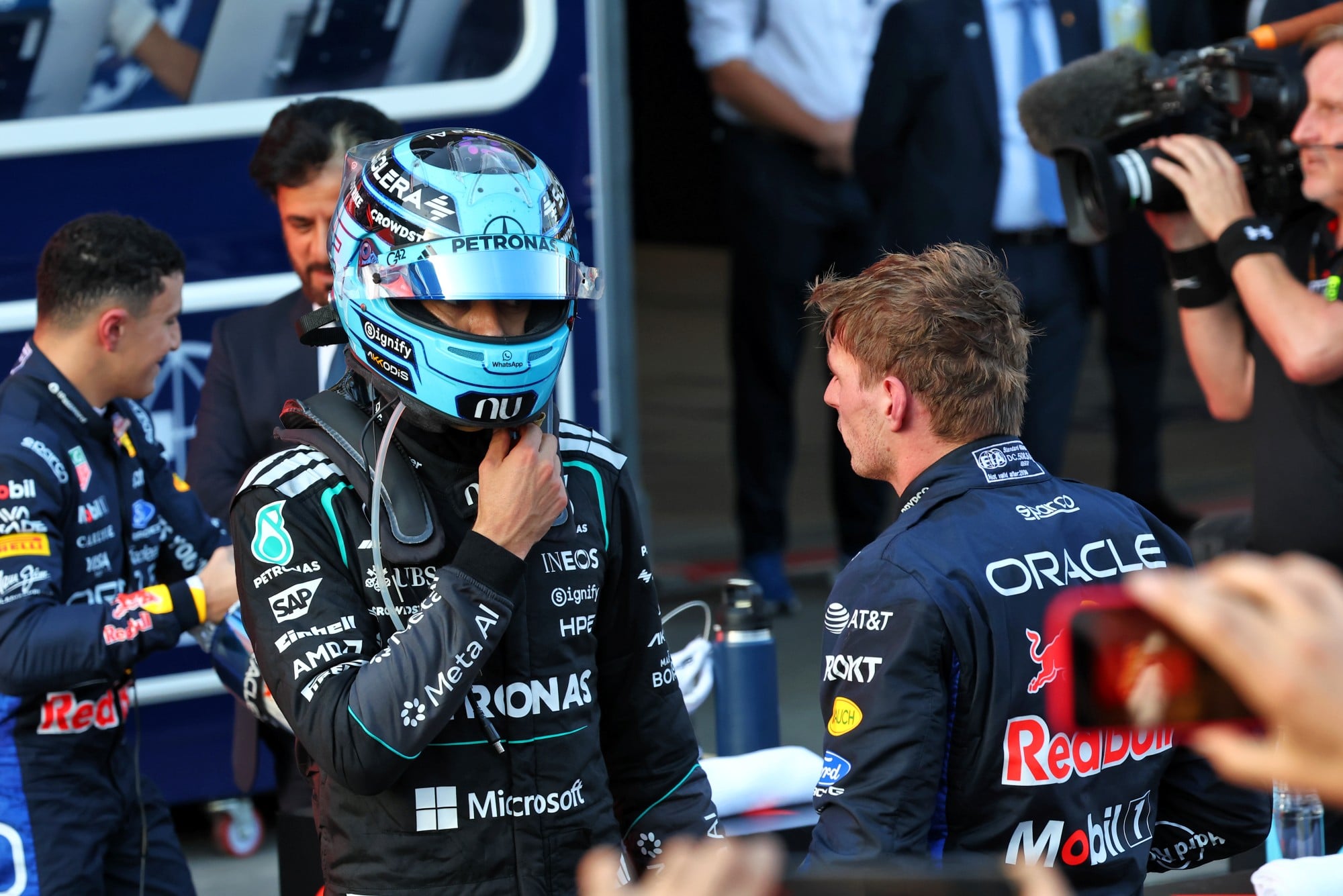 F1: Confira as fotos do GP do Azerbaijão 2026 Race winner George Russell (GBR) Mercedes AMG Formula One Team in parc ferme with second placed Max Verstappen (NLD) Red Bull Racing.